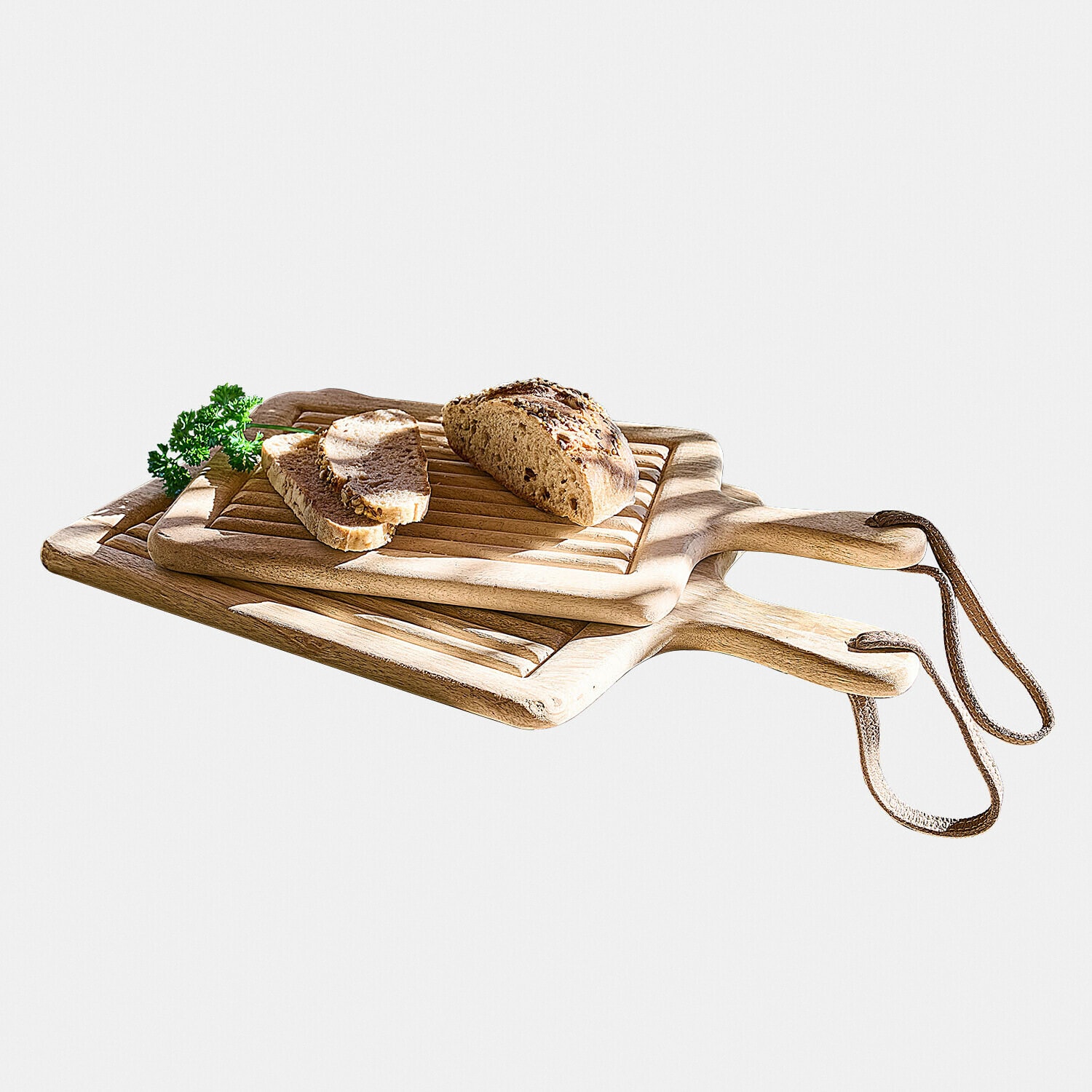 Lot de 2 planches en bois Vianzo Planchettes à découper en bois naturel avec poignées et lanières, pain tranché et persil frais posé dessus