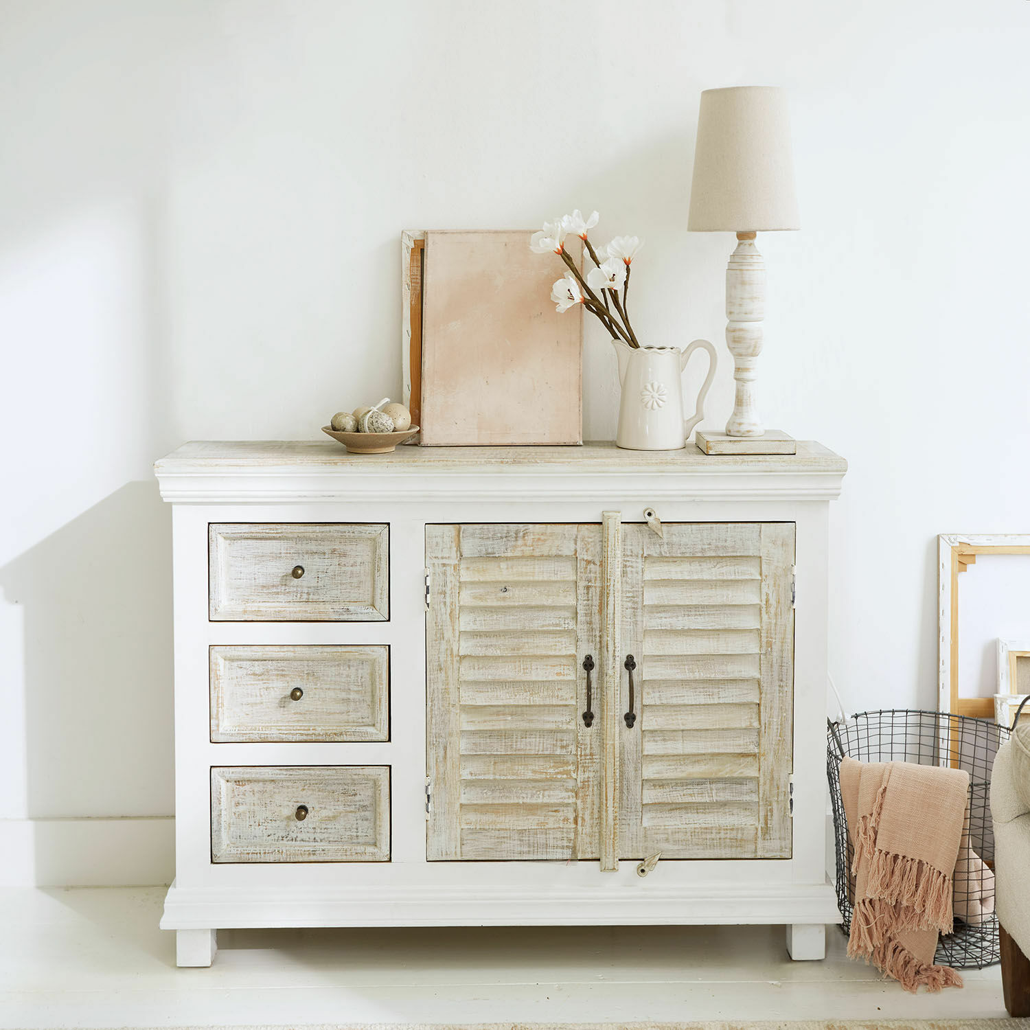 Commode Nevellique Commode blanche en bois avec trois tiroirs et portes à volets double, style vintage