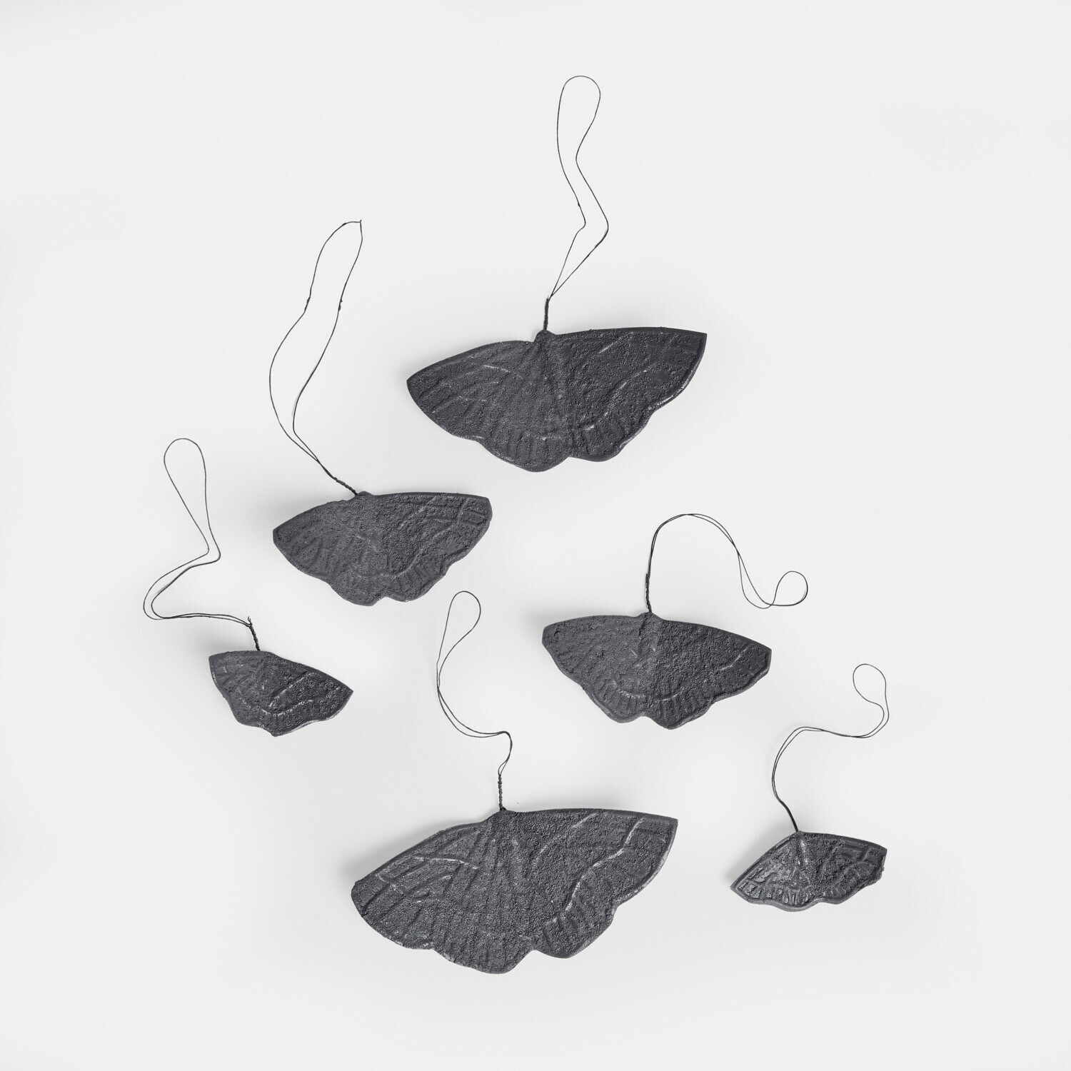 Lot de 6 décorations à suspendre Orlenaith Ensemble de décorations papillons en métal noir avec suspensions, ornement mural ou festif