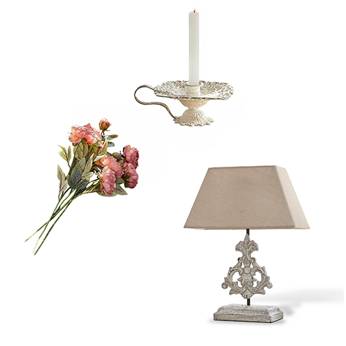 Ensemble déco style français avec bougeoir en métal blanc, fleurs roses et lampe à abat-jour beige