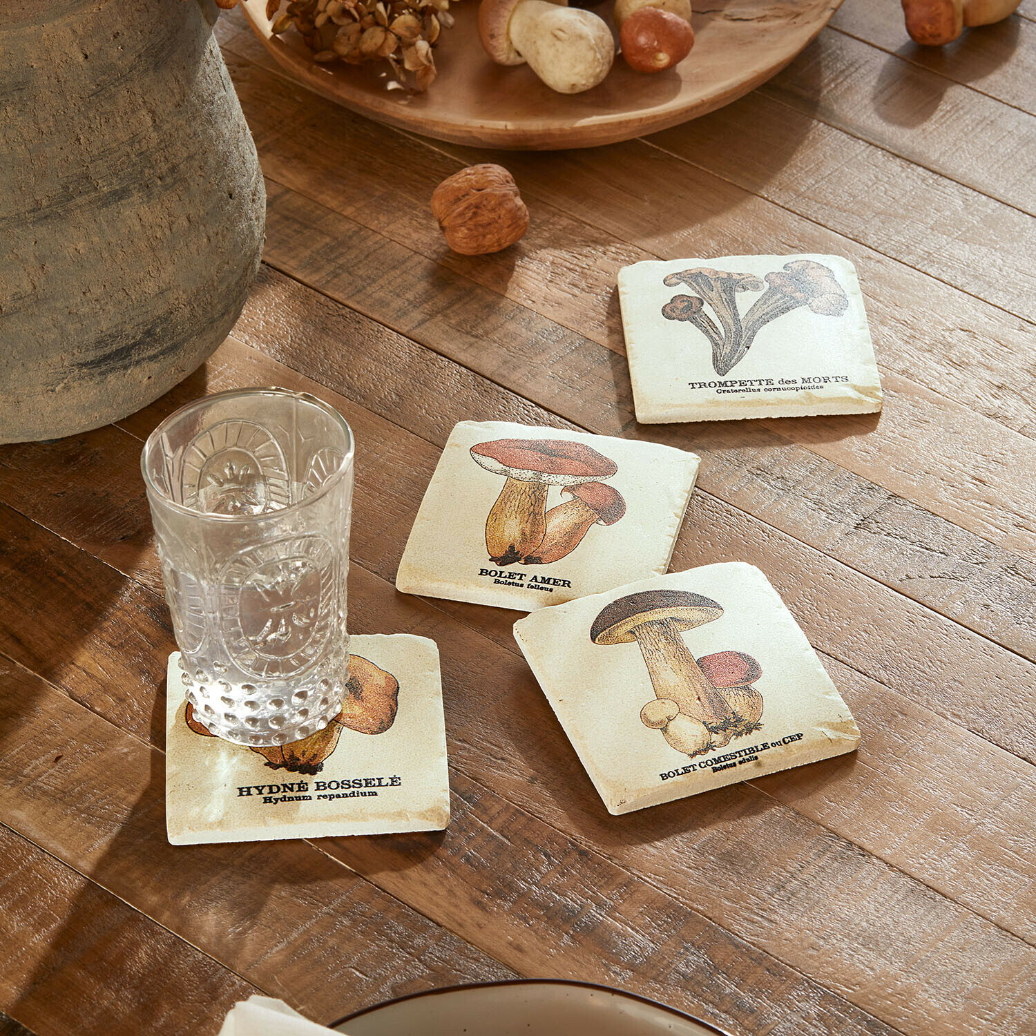Lot de 4 sous-verres Jandoria Dessous de verre illustrés de champignons sur table en bois avec verre transparent et noix