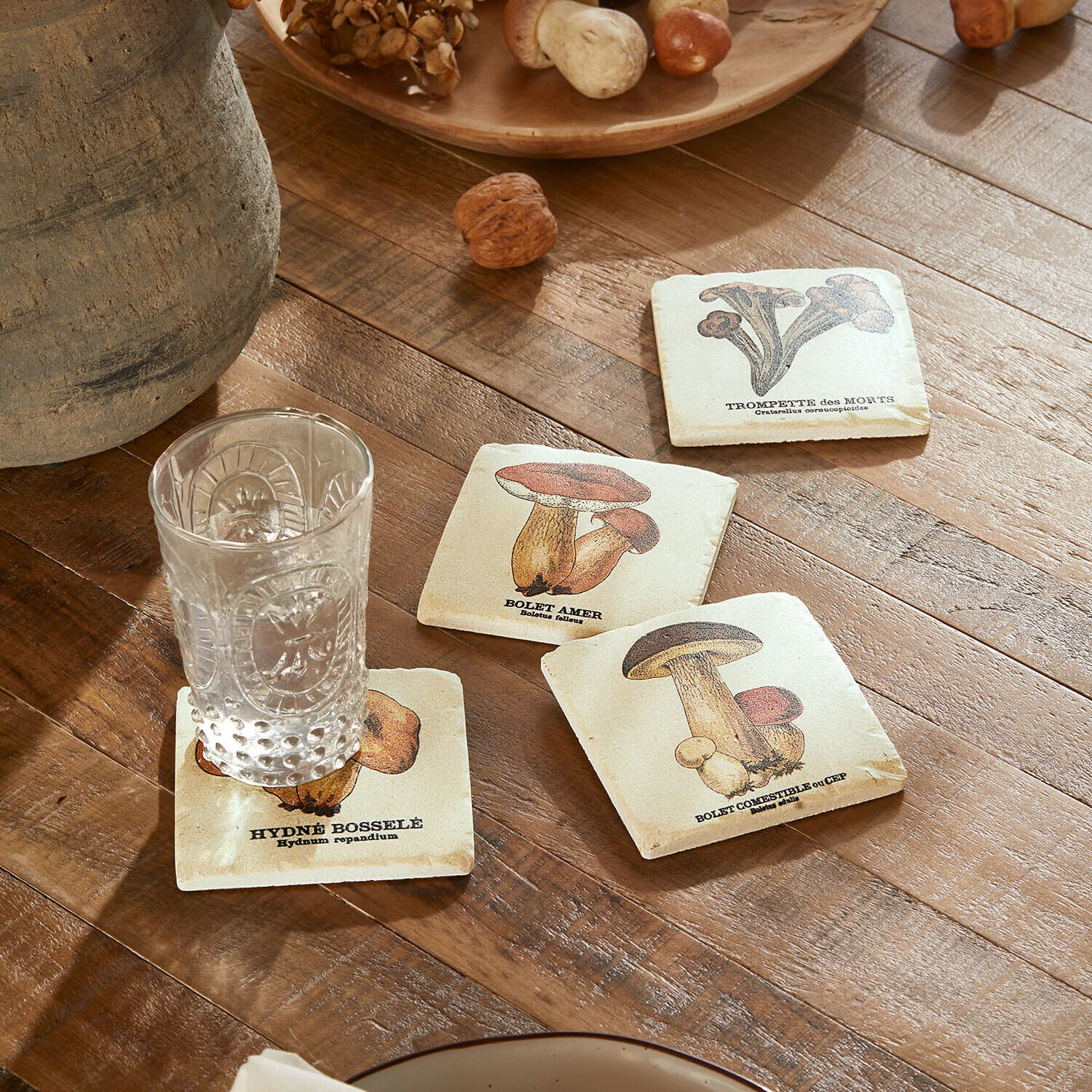 Lot de 4 sous-verres Jandoria Dessous de verre illustrés de champignons sur table en bois avec verre transparent et noix