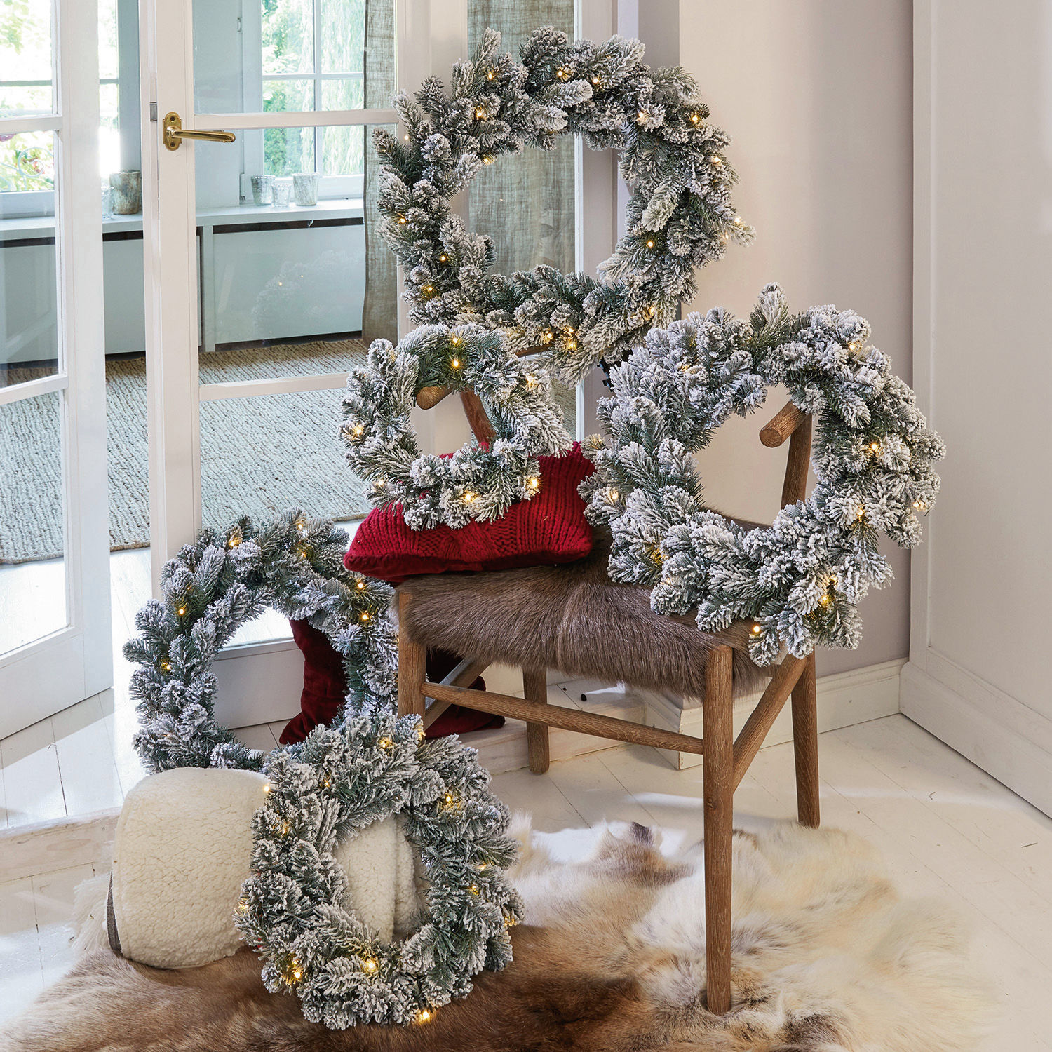 Lot de 5 couronnes Ellaria Ensemble de cinq couronnes de Noël avec branches enneigées et lumières LED chaudes pour décoration intérieure