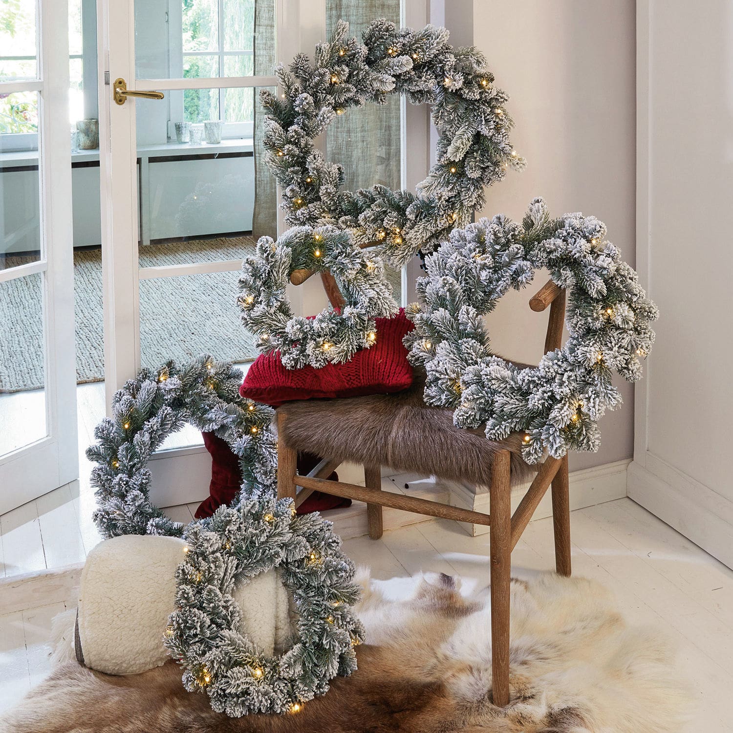 Lot de 5 couronnes Ellaria Ensemble de cinq couronnes de Noël avec branches enneigées et lumières LED chaudes pour décoration intérieure
