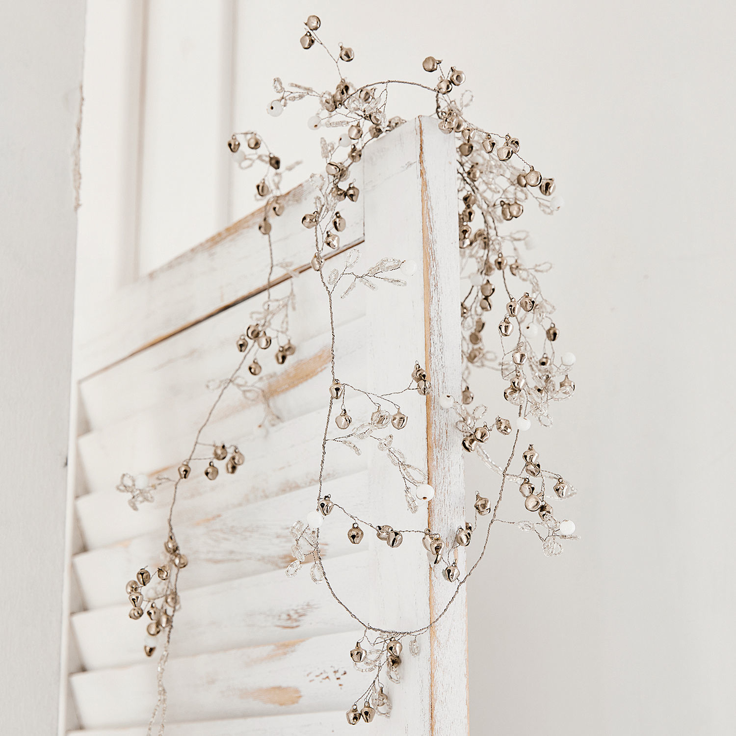 Guirlande Meulers Guirlande décorative fine avec petites clochettes métalliques argentées sur fond blanc