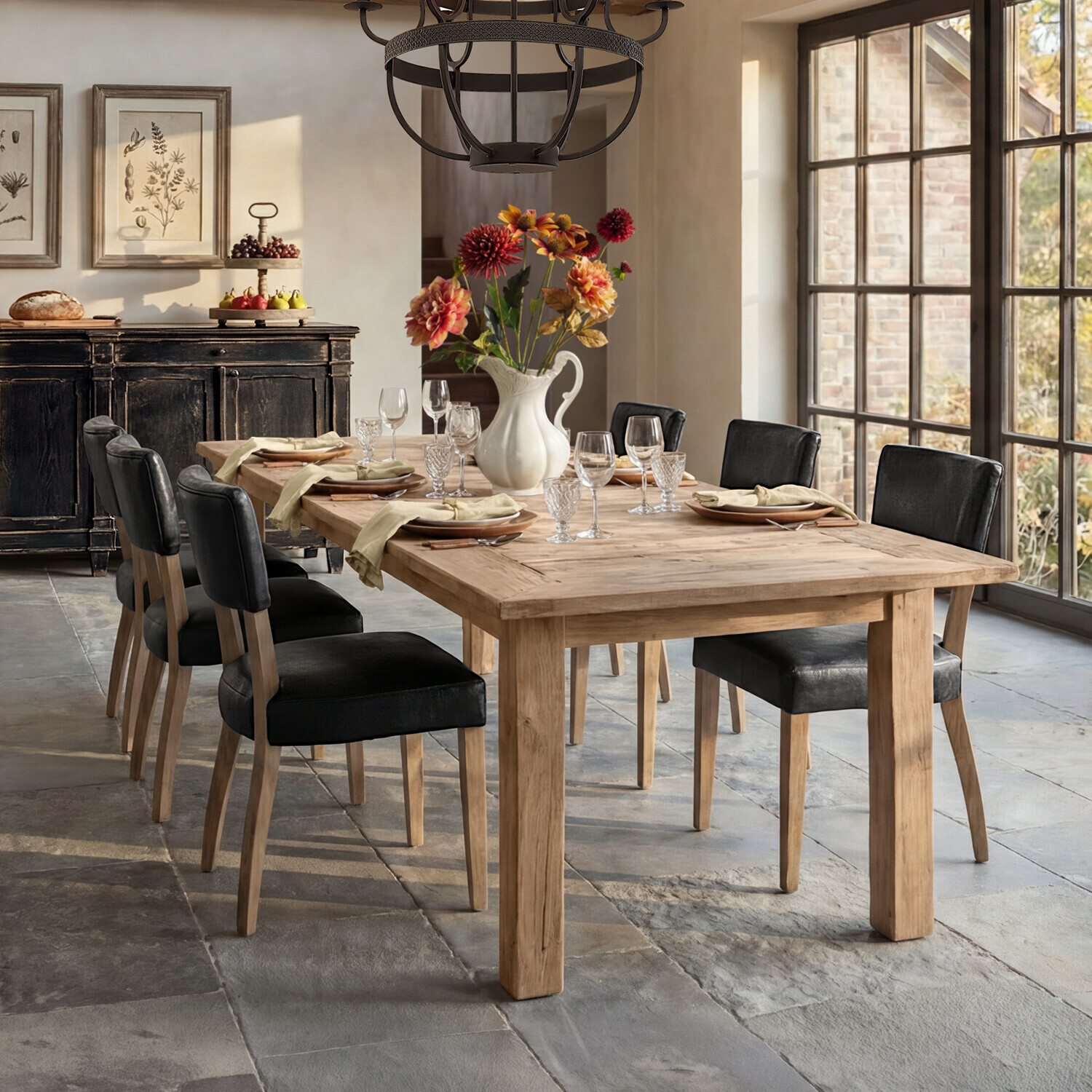 Table Amherst Salle à manger avec table en bois clair et chaises noires en tissu, bouquet de fleurs au centre