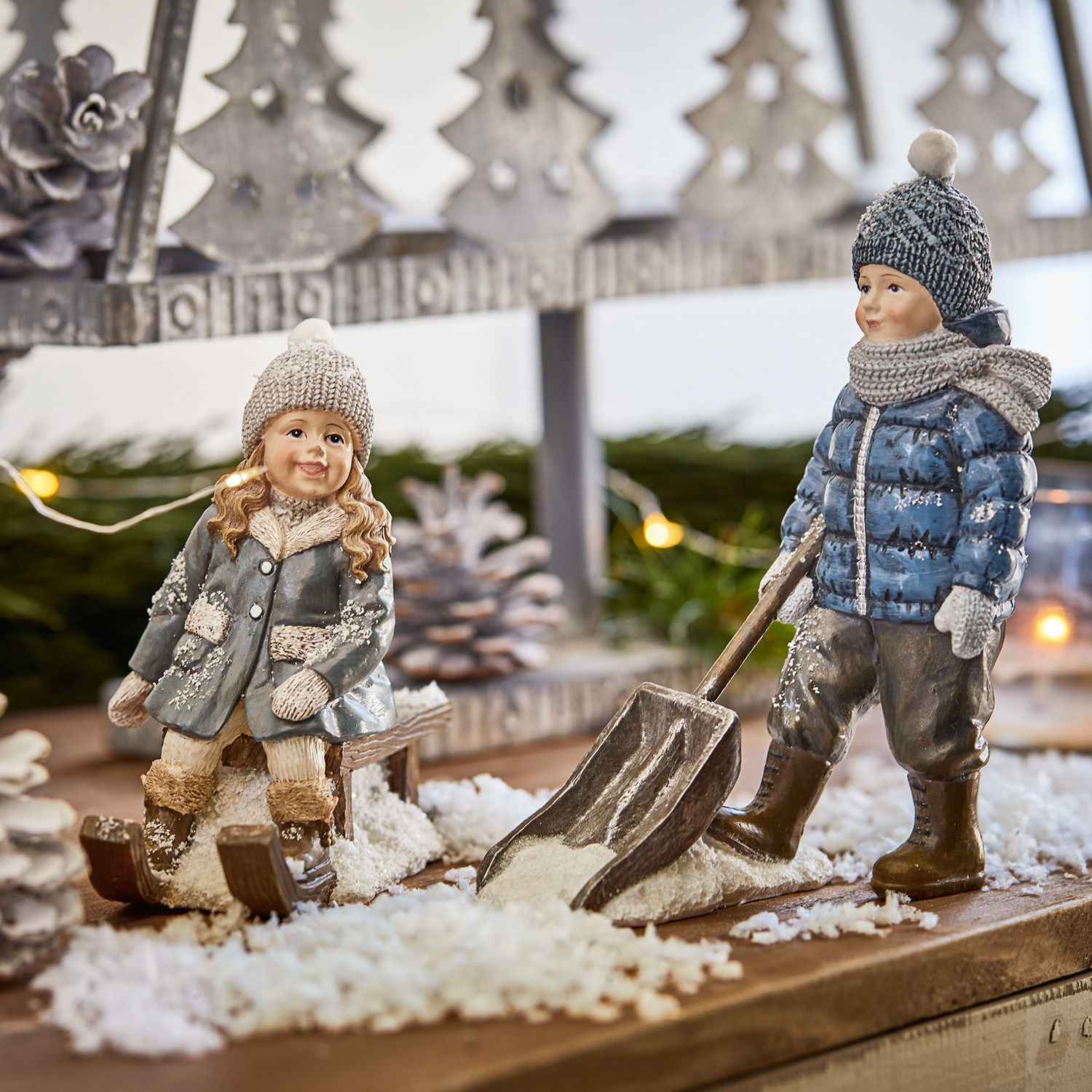 Lot de 2 figurines Arue Figurines d'enfants en céramique habillés d'hiver sur neige décorative pour décoration intérieure