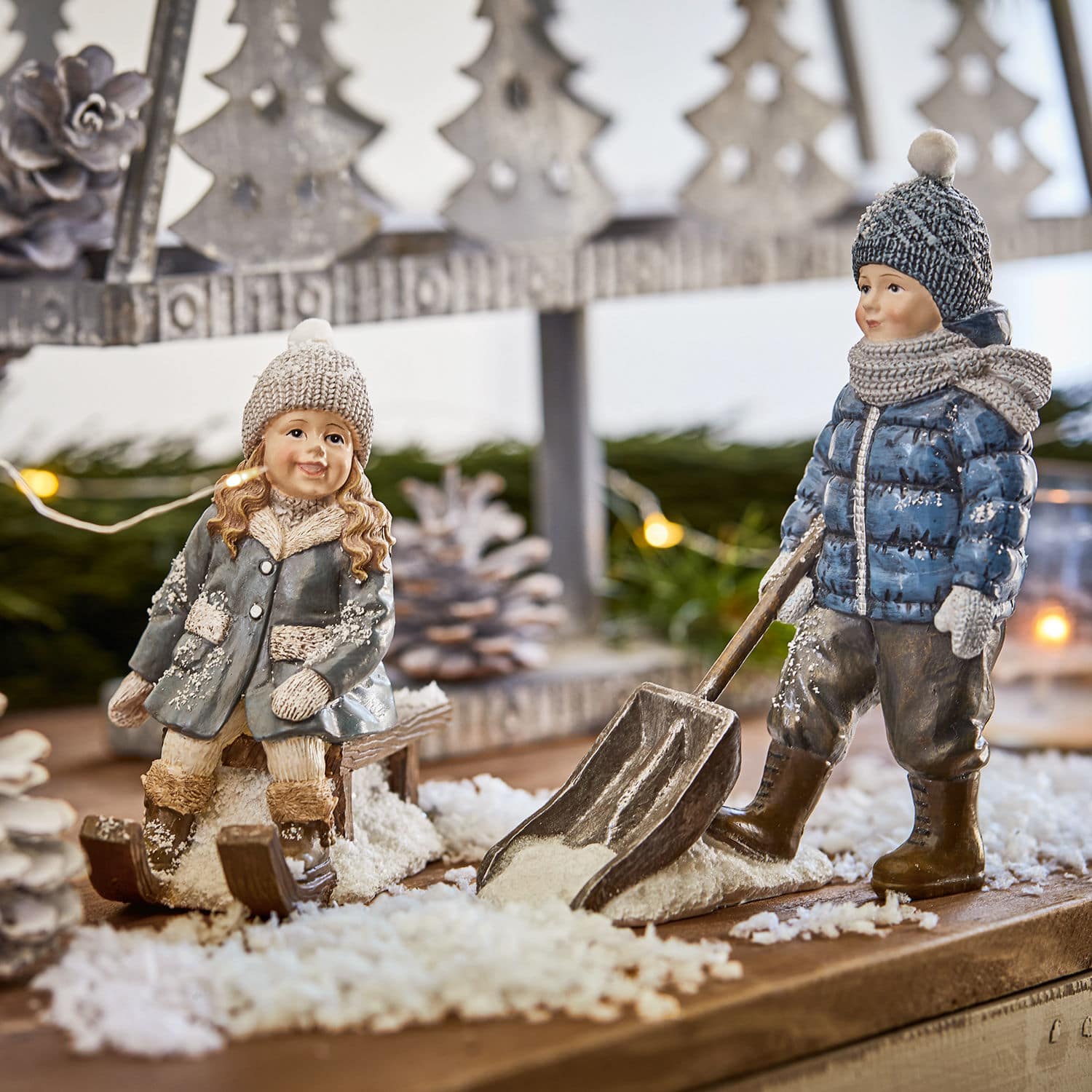 Lot de 2 figurines Arue Figurines d'enfants en céramique habillés d'hiver sur neige décorative pour décoration intérieure
