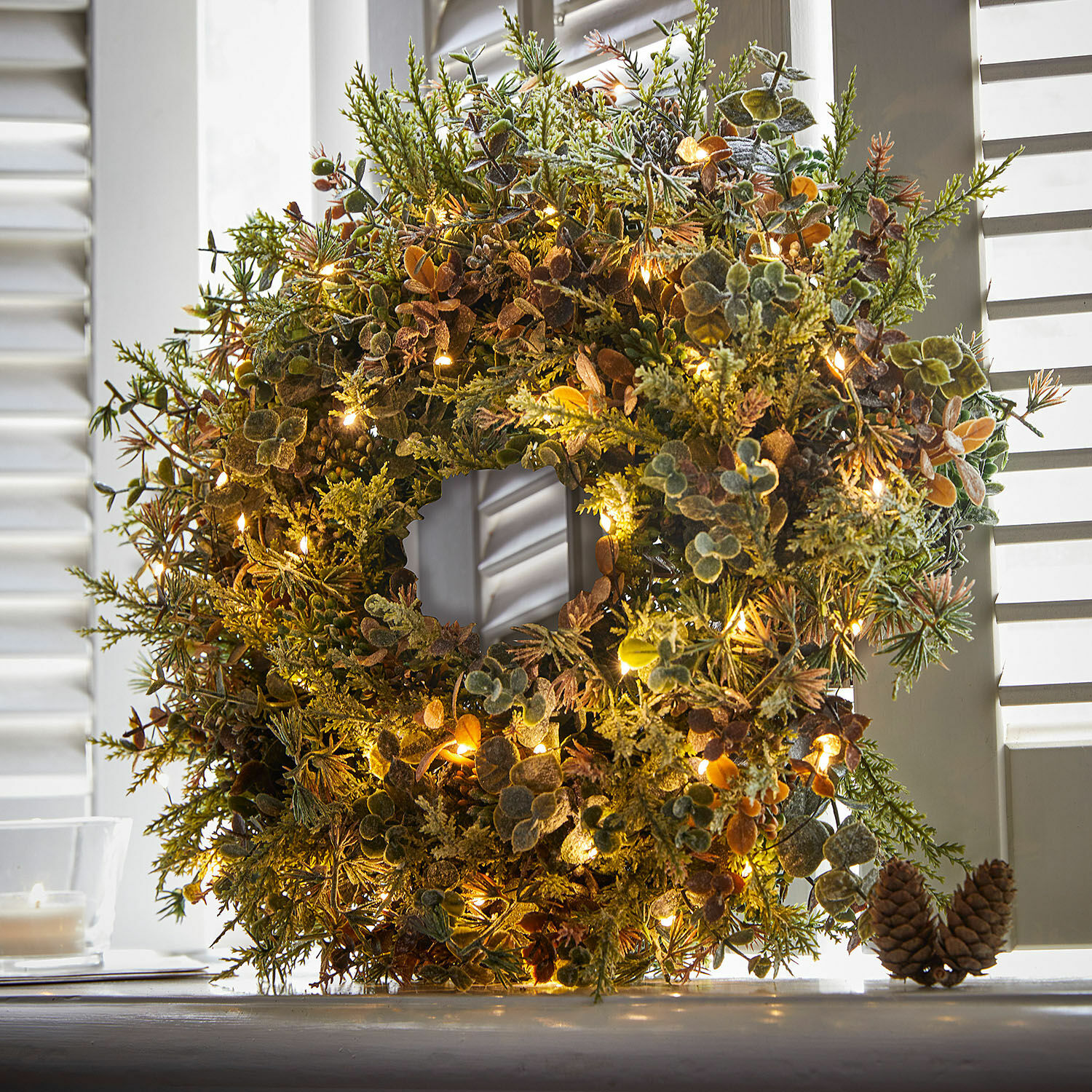 Couronne Nell Couronne décorative en feuillage vert et brun avec éclairage LED doux pour décoration festive