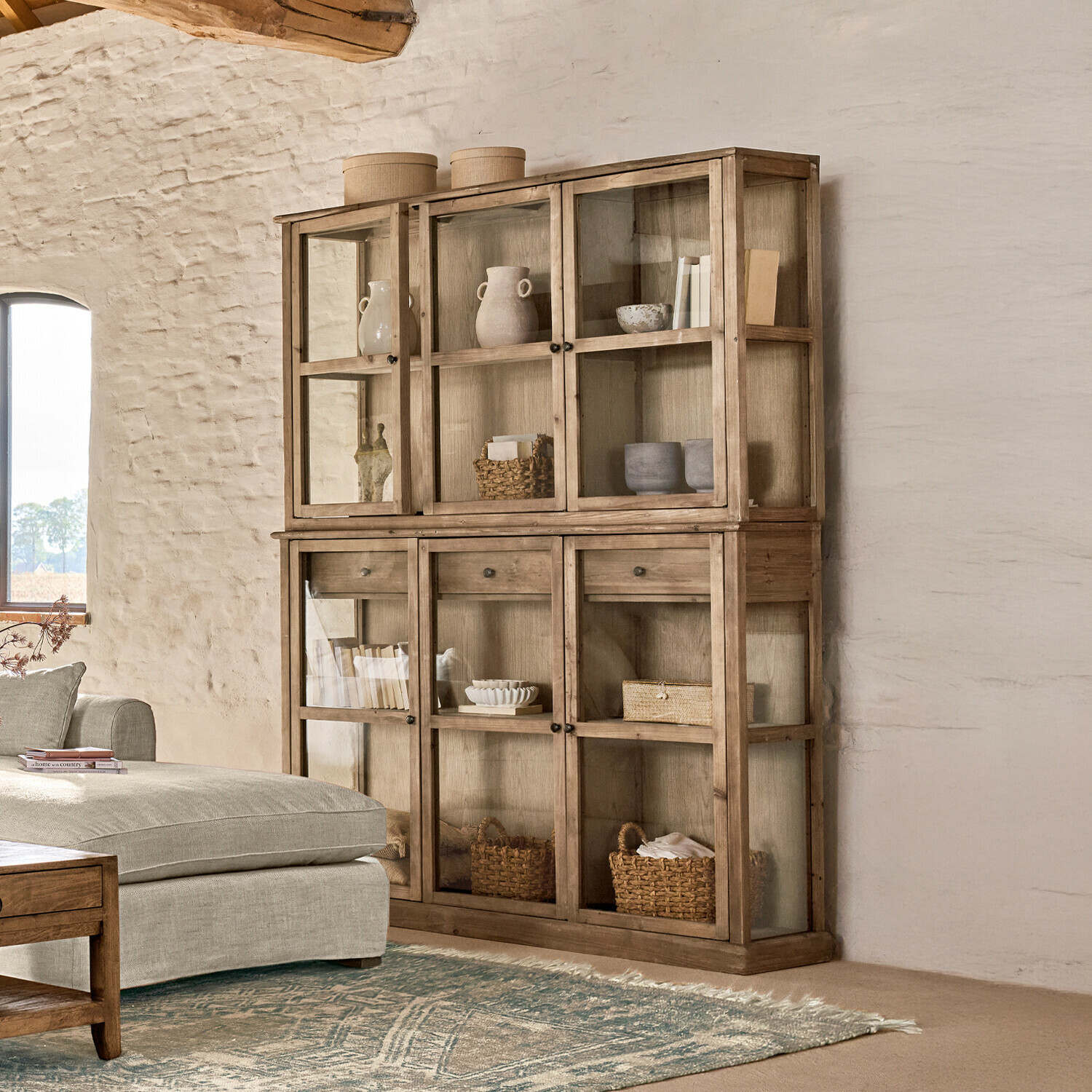 Vitrine Blaise Grande vitrine en bois naturel avec portes vitrées et étagères, meuble de salon rustique