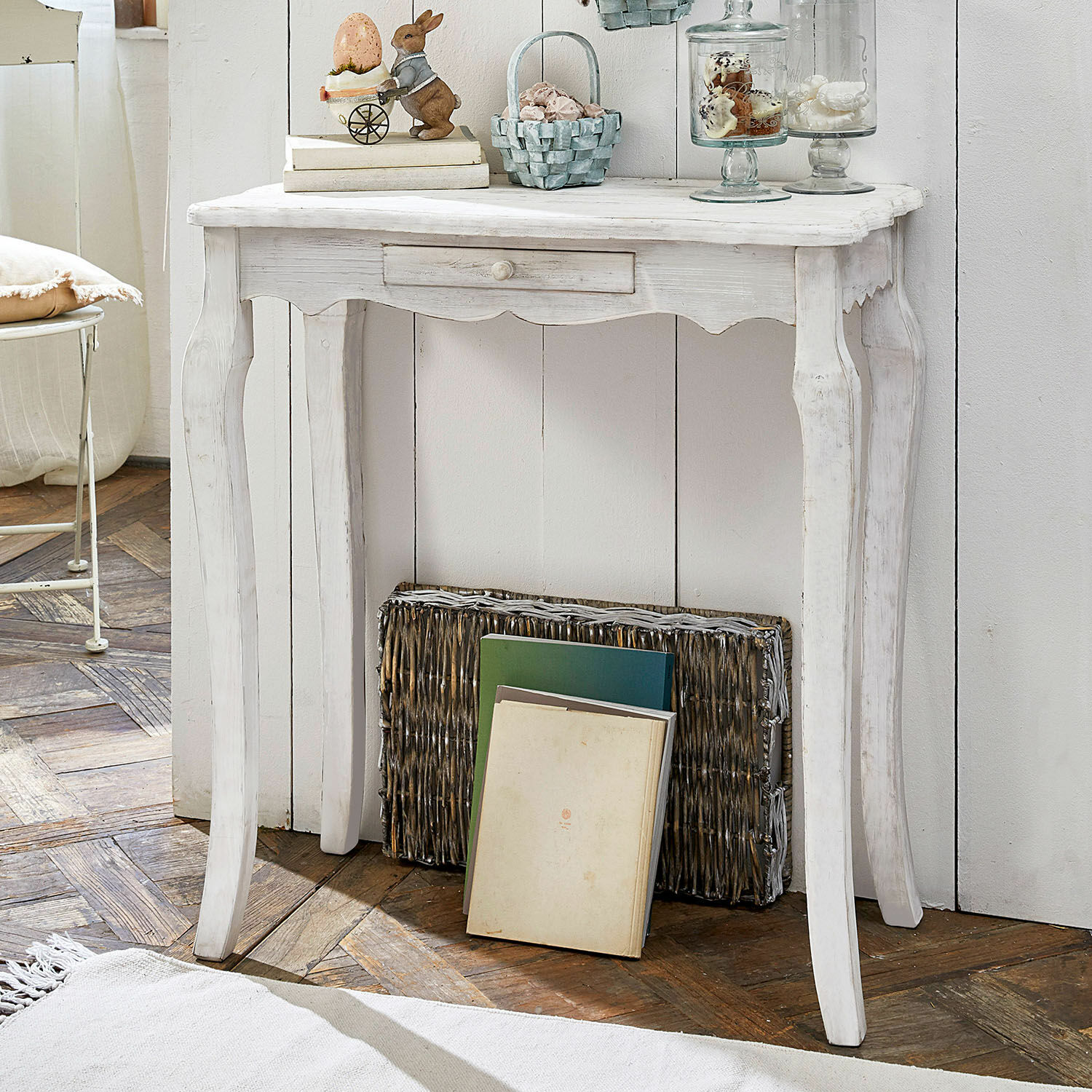 Console Barbey Console blanche en bois avec tiroir style vintage sur parquet avec décorations de Pâques