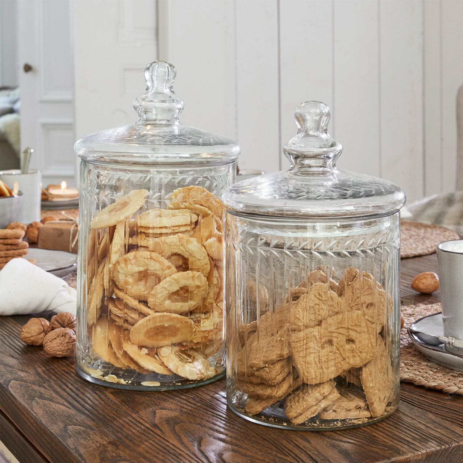 Lot de 2 bonbonnières Maledisant Bocaux en verre transparent avec couvercles remplis de biscuits sur une table en bois rustique