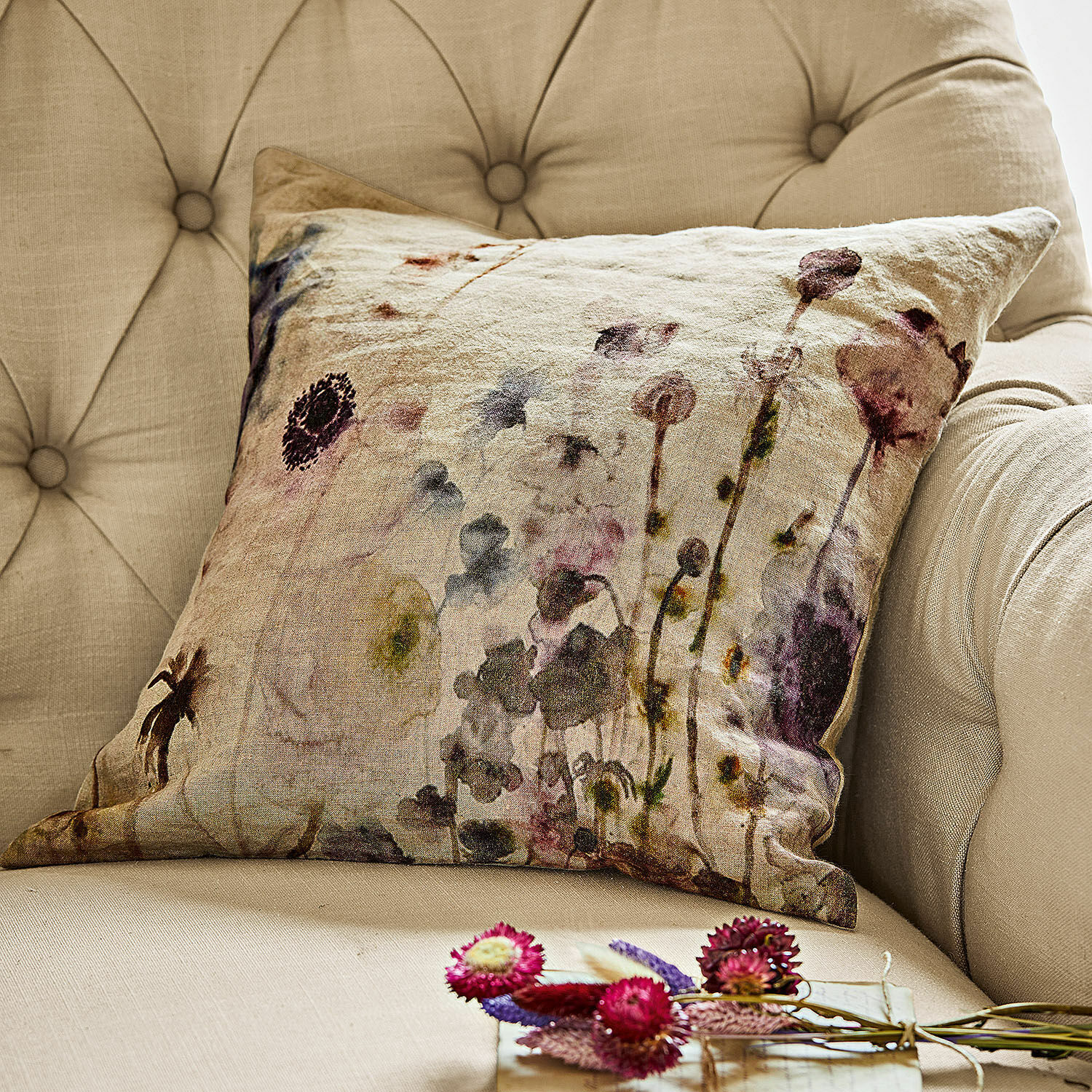 Housse de coussin Passanja Coussin beige avec motif floral sur fauteuil beige, décoration intérieure élégante et confortable