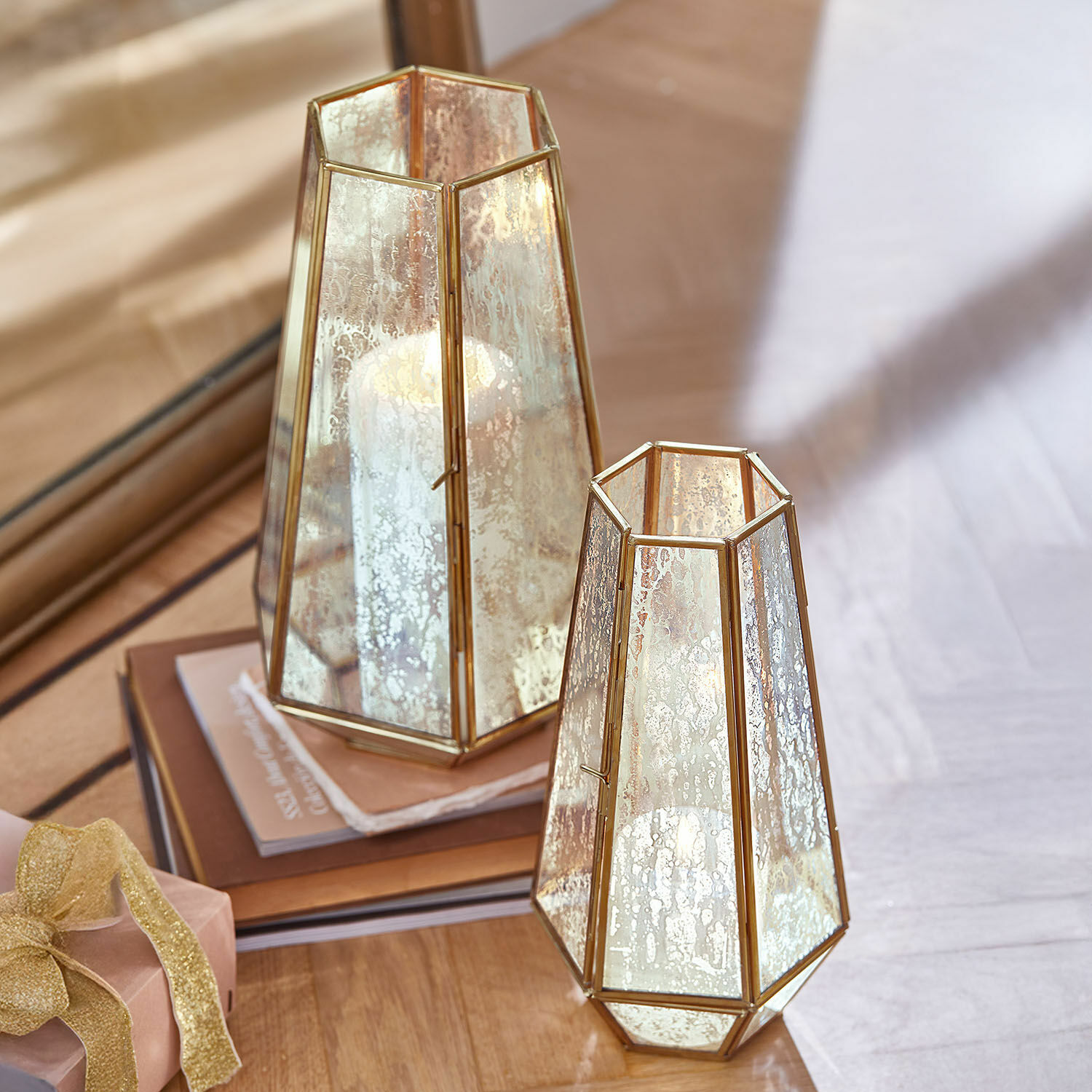 Lot de 2 photophores Mouniza Ensemble de deux lanternes en verre et laiton doré avec effet miroir vieilli, décoration intérieure élégante