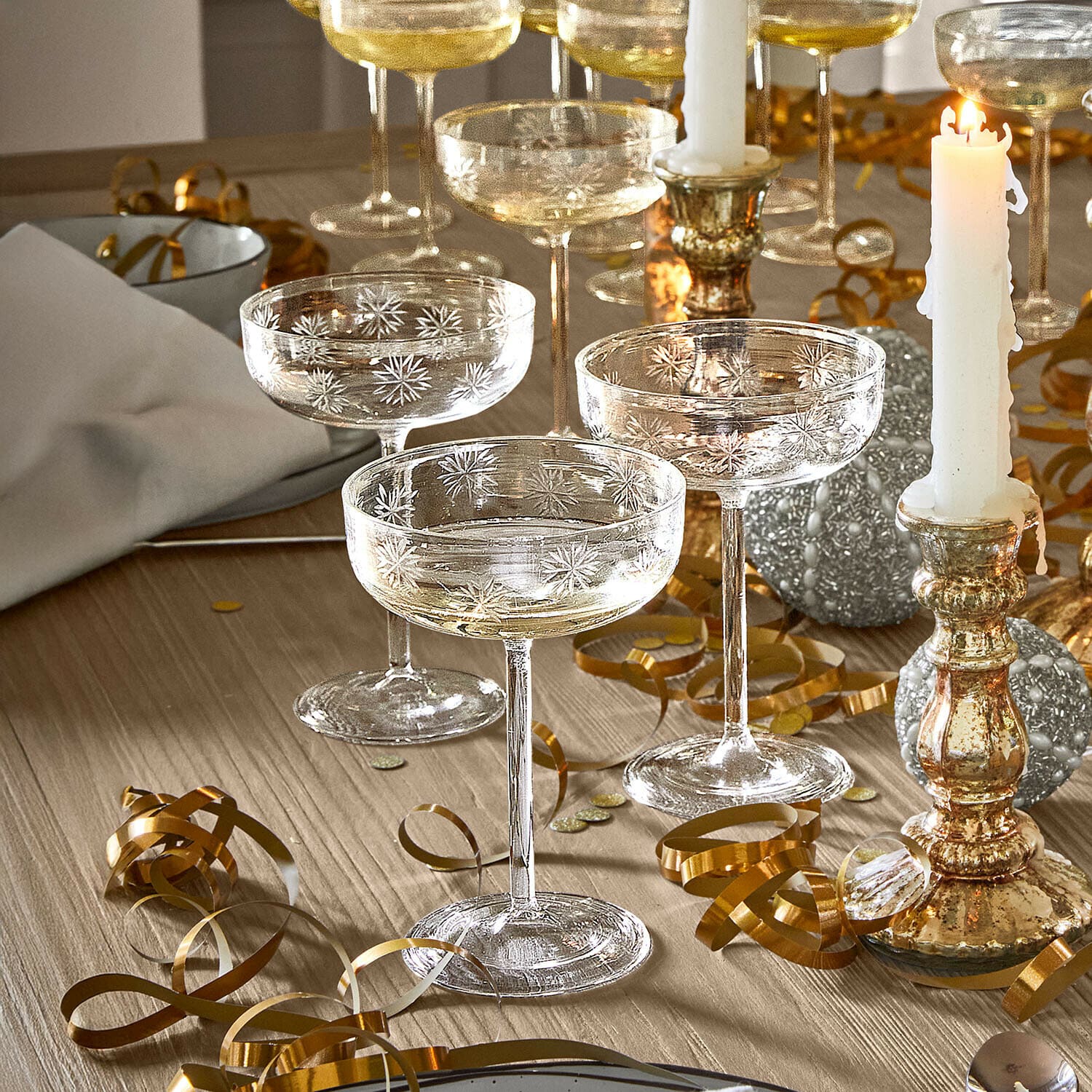 Lot de 6 verres Haverly Verres à champagne en verre gravé avec motif d'étoiles sur table en bois décorée pour fête