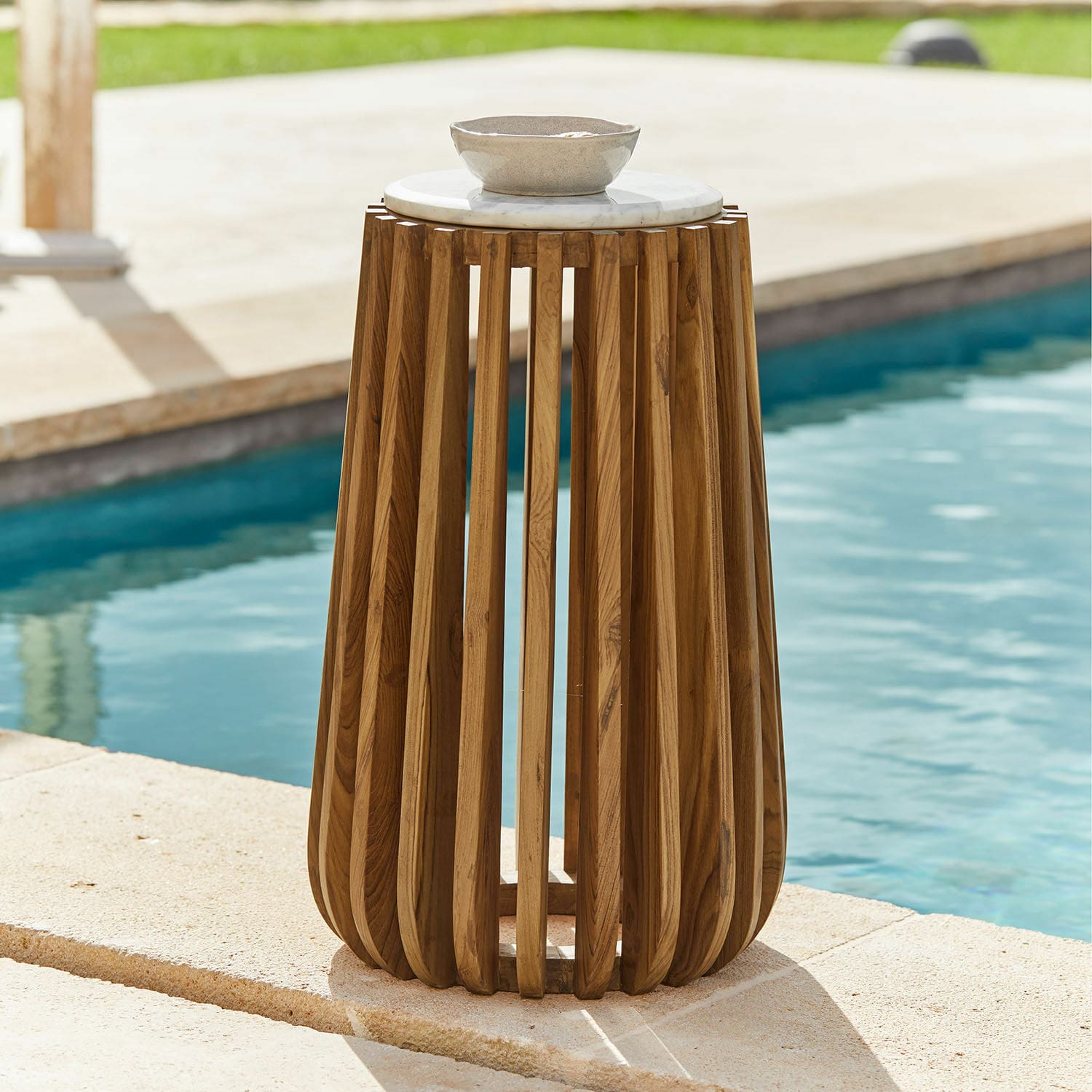 Table d'appoint Urbeline Table d'appoint en bois de teck avec plateau en marbre blanc, parfaite pour terrasse ou piscine