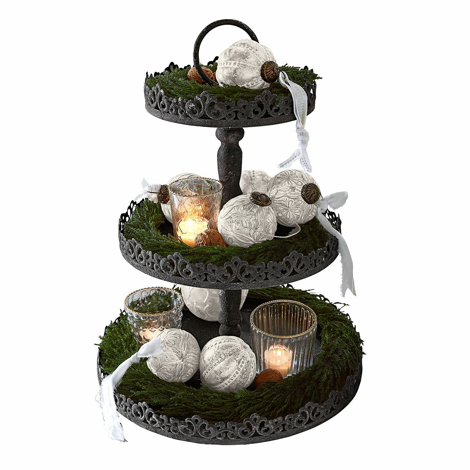 Présentoir à étages Garnette Présentoir à trois niveaux en métal avec décorations de Noël blanches et bougies sur mousse verte