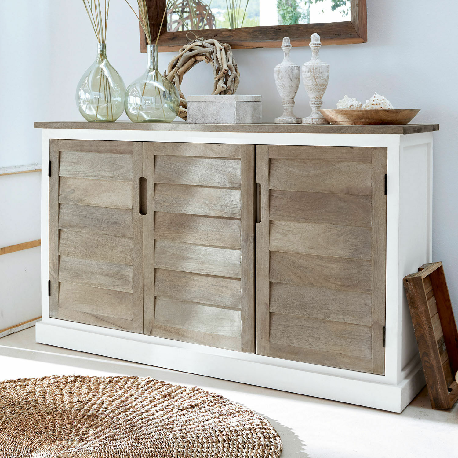 Buffet bas Frapelle Buffet en bois de manguier blanc et naturel avec décorations et tapis rond en jute