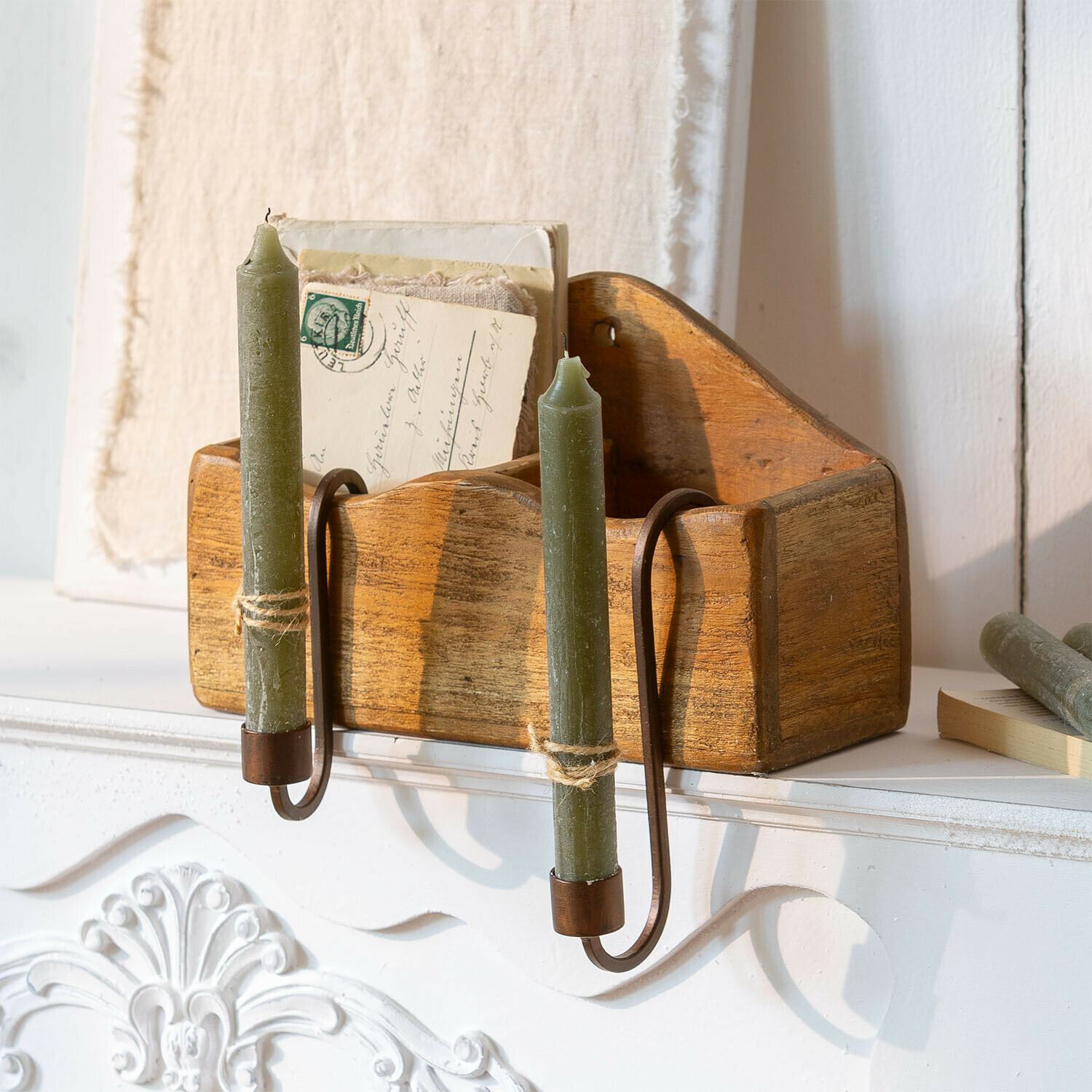 Rangement Lindenhall Organisateur en bois avec bougies vertes et supports métalliques sur une cheminée blanche