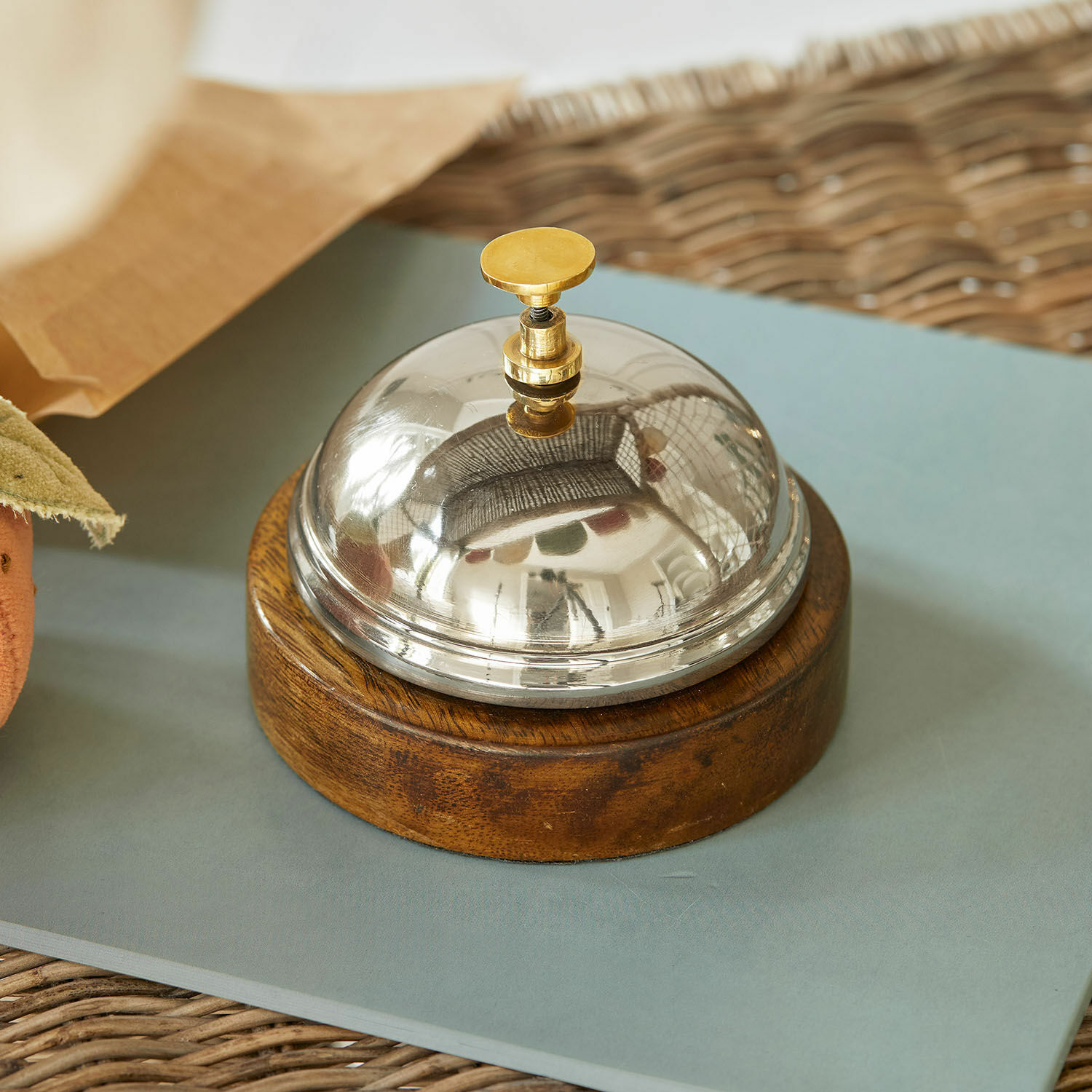 Sonnette Tiddly Cloche de réception en métal avec base en bois, accessoire classique pour bureau ou hôtel