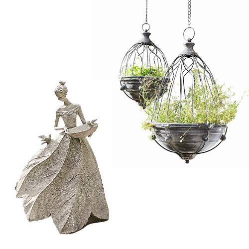 Figurine décorative femme en feuilles et deux jardinières métalliques suspendues avec plantes vertes