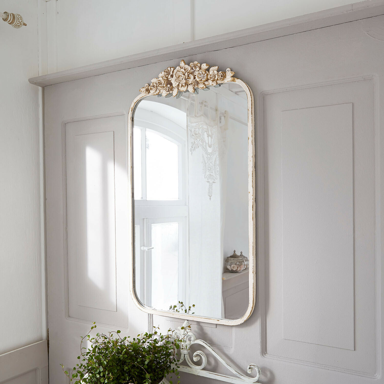 Miroir Veilleures Miroir mural décoratif avec cadre blanc vieilli et ornement floral, style vintage élégant