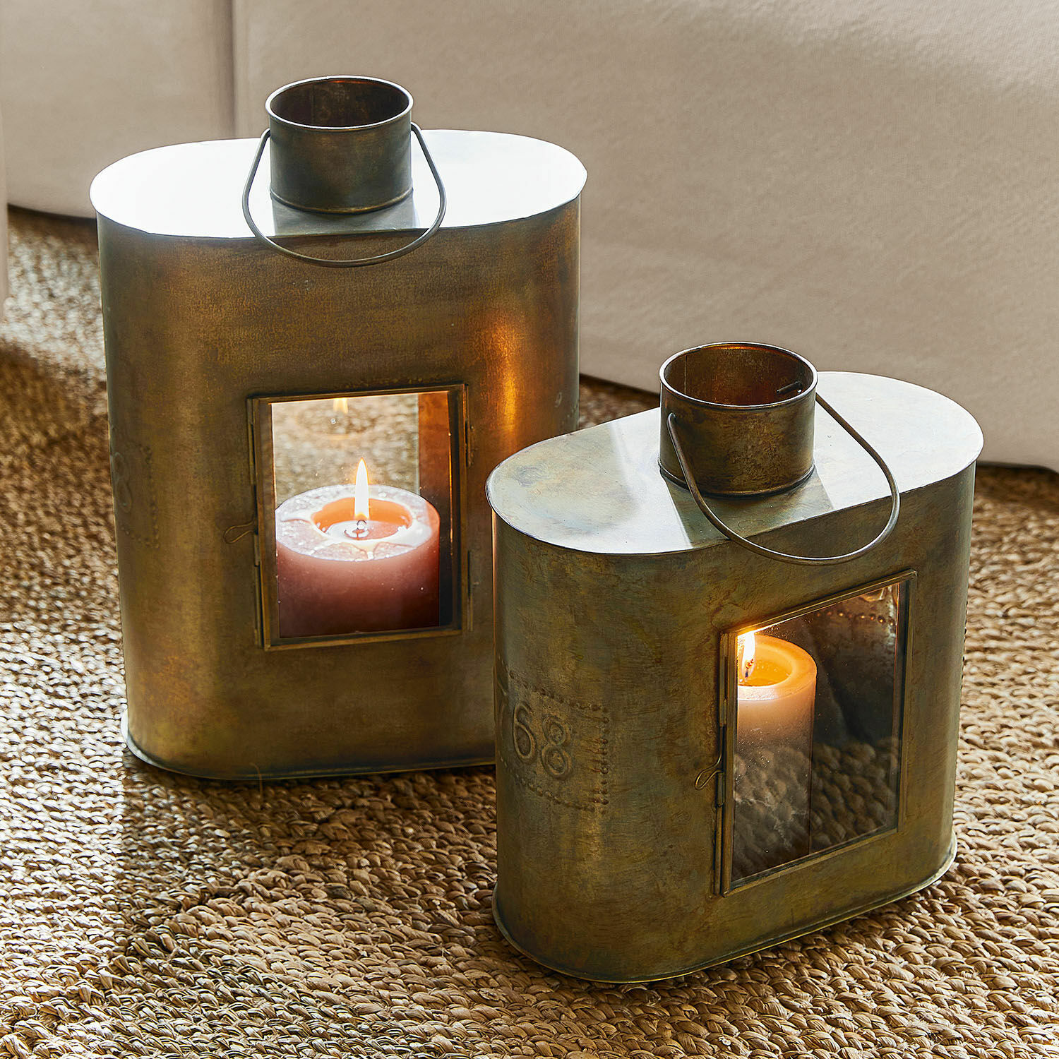Lot de 2 lanternes Gemaingoutte Lanterne en métal couleur laiton avec poignée et bougie allumée sur tapis en jute
