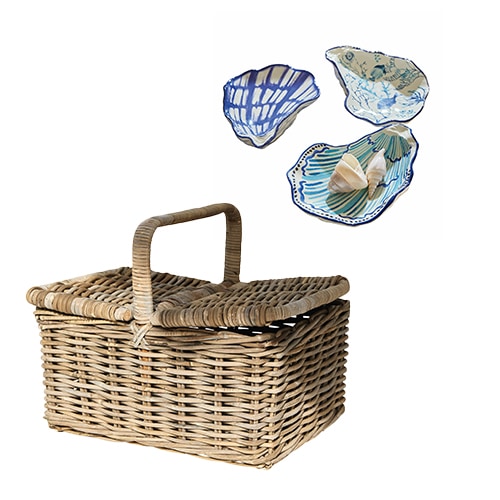 Panier de pique-nique en rotin naturel avec assiettes en céramique à motifs bleus décoratifs