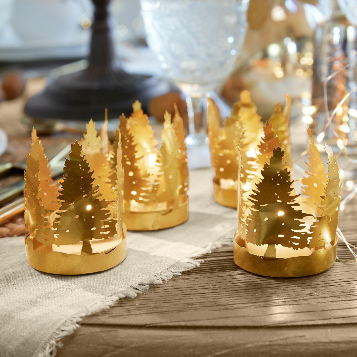 Lot de 4 porte-bougies chauffe-plats Ismerie Bougeoirs en métal doré avec motif sapin sur table en bois, décoration de Noël élégante