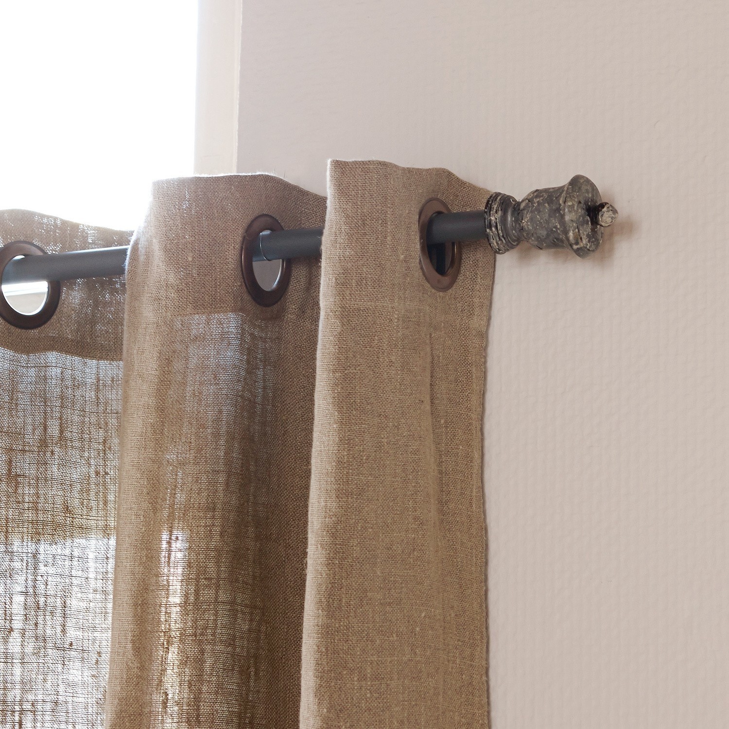 Tringle à rideaux Rachael Rideau beige en lin suspendu sur une tringle métallique avec embout décoratif pour fenêtre