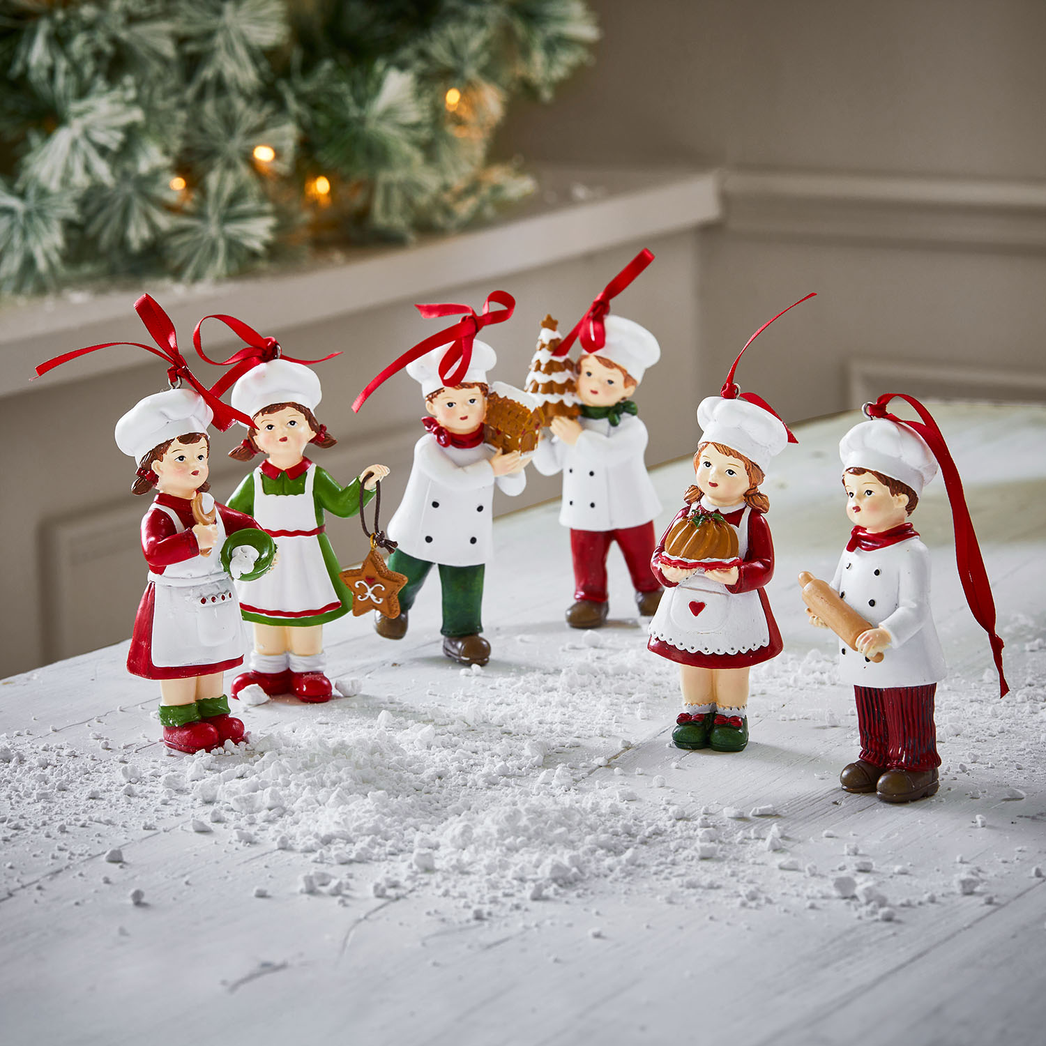 Ensemble de six décorations en céramique de petits chefs avec rubans rouges pour sapin de Noël