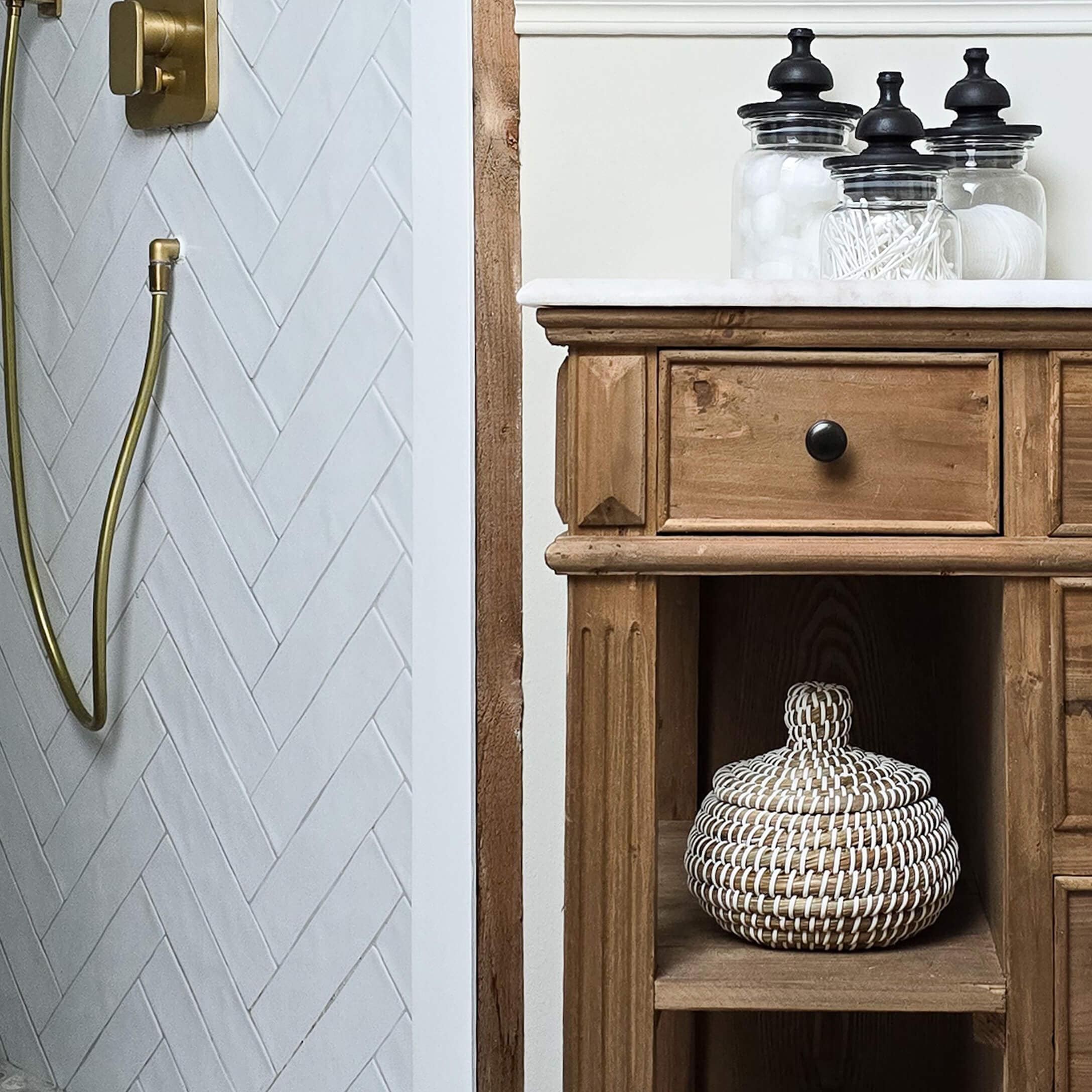 Meuble de salle de bain en bois avec plateau blanc et bocaux en verre pour accessoires, style rustique