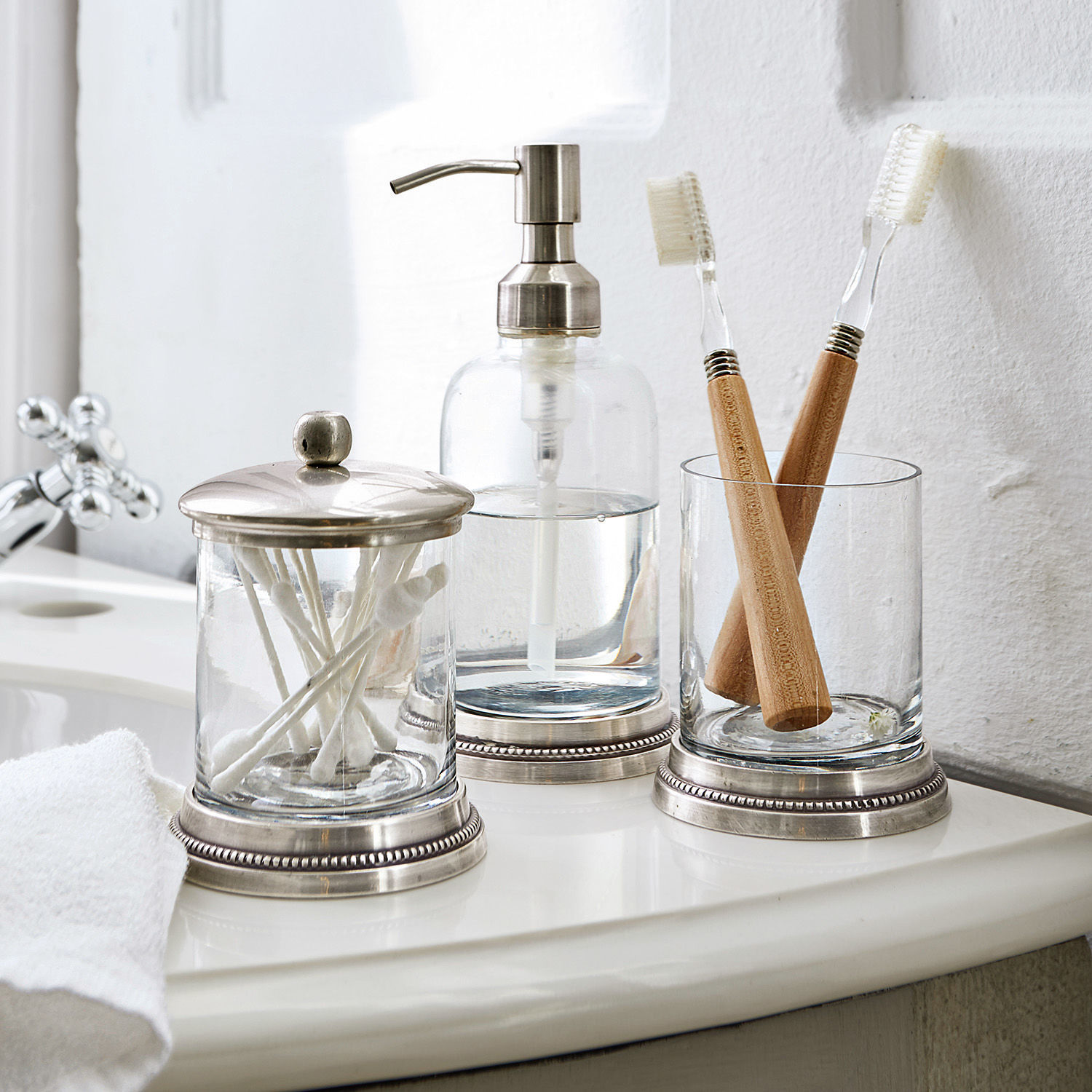 Set de salle de bains Drinapoly Accessoires de salle de bain en verre avec éléments métalliques sur lavabo blanc avec brosses à dents en bambou
