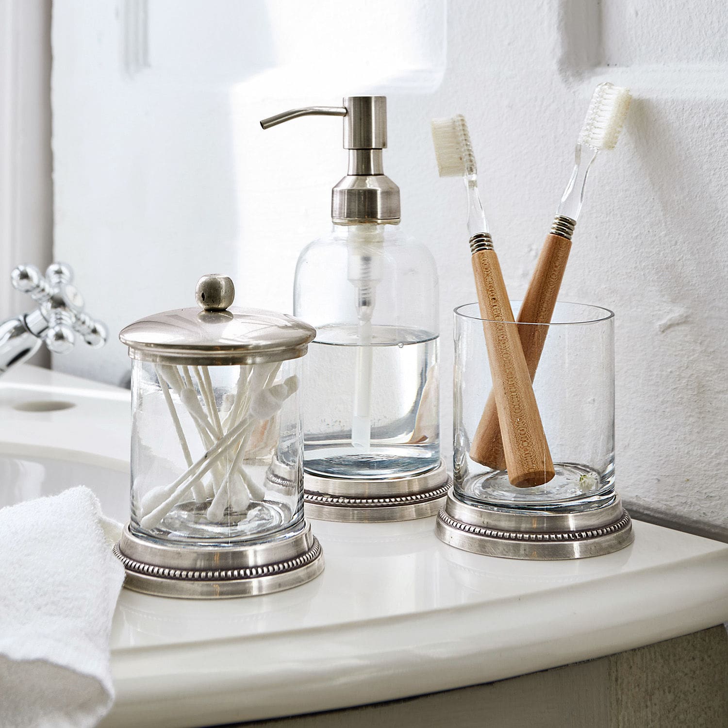 Set de salle de bains Drinapoly Accessoires de salle de bain en verre avec éléments métalliques sur lavabo blanc avec brosses à dents en bambou