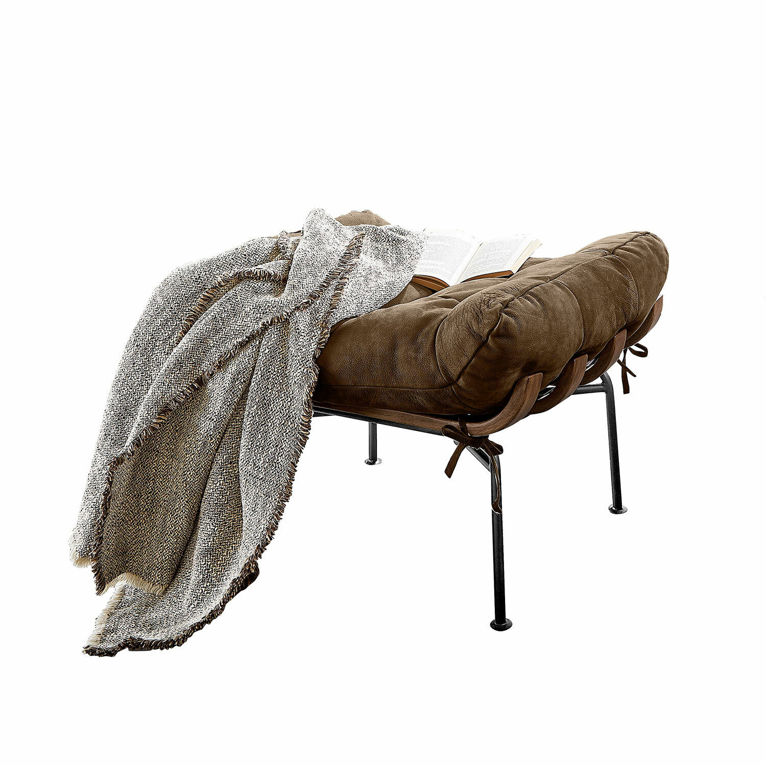 Tabouret Horraine Fauteuil en cuir marron avec pieds en métal, couverture grise et livre ouvert posé dessus