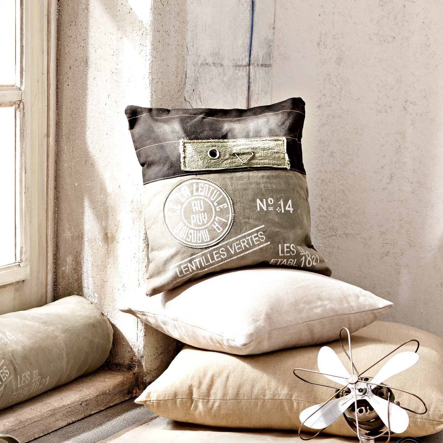 Coussin Jeff Coussin décoratif en coton beige et vert olive pour un intérieur au style vintage