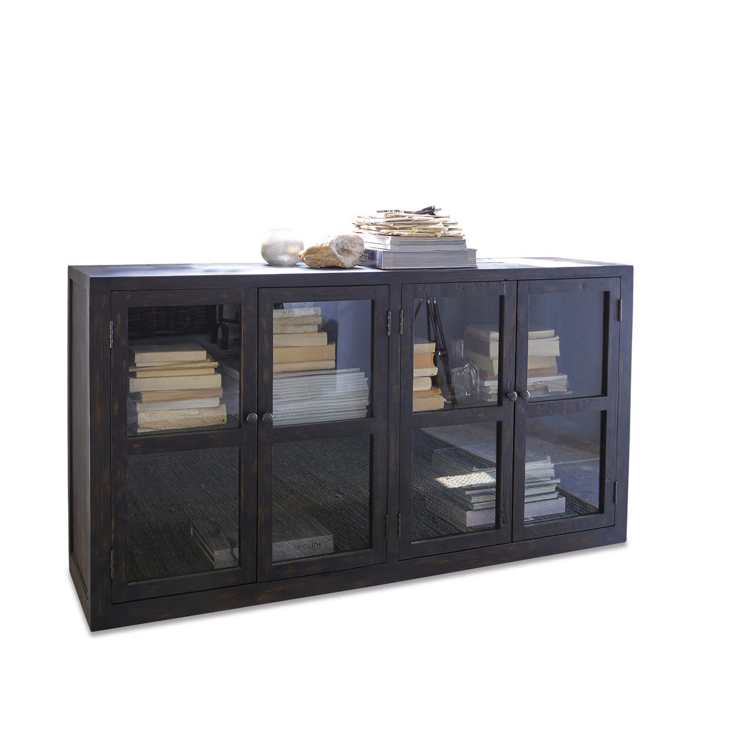 Buffet Lumberton noir en bois avec portes vitrées et livres décoratifs sur le dessus