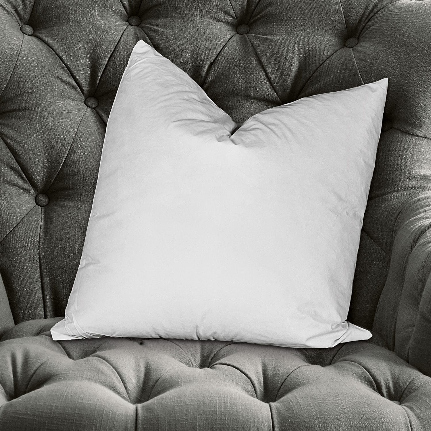 Coussin de garnissage Indra Coussin blanc en tissu doux sur fauteuil gris capitonné, décoration intérieure et confort