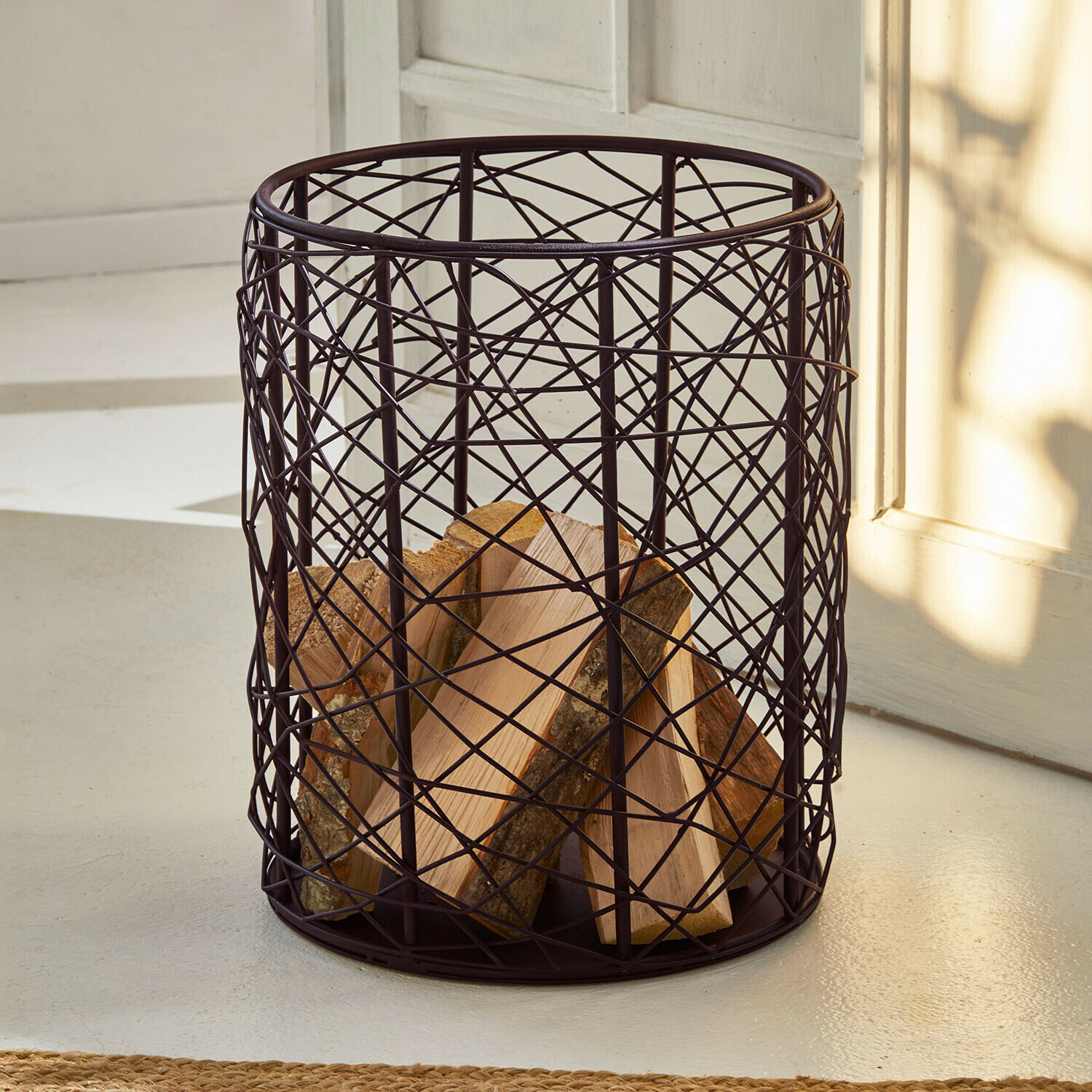 Panier à bûches Wendrel Panier rond en métal noir pour ranger le bois de chauffage dans un intérieur chaleureux