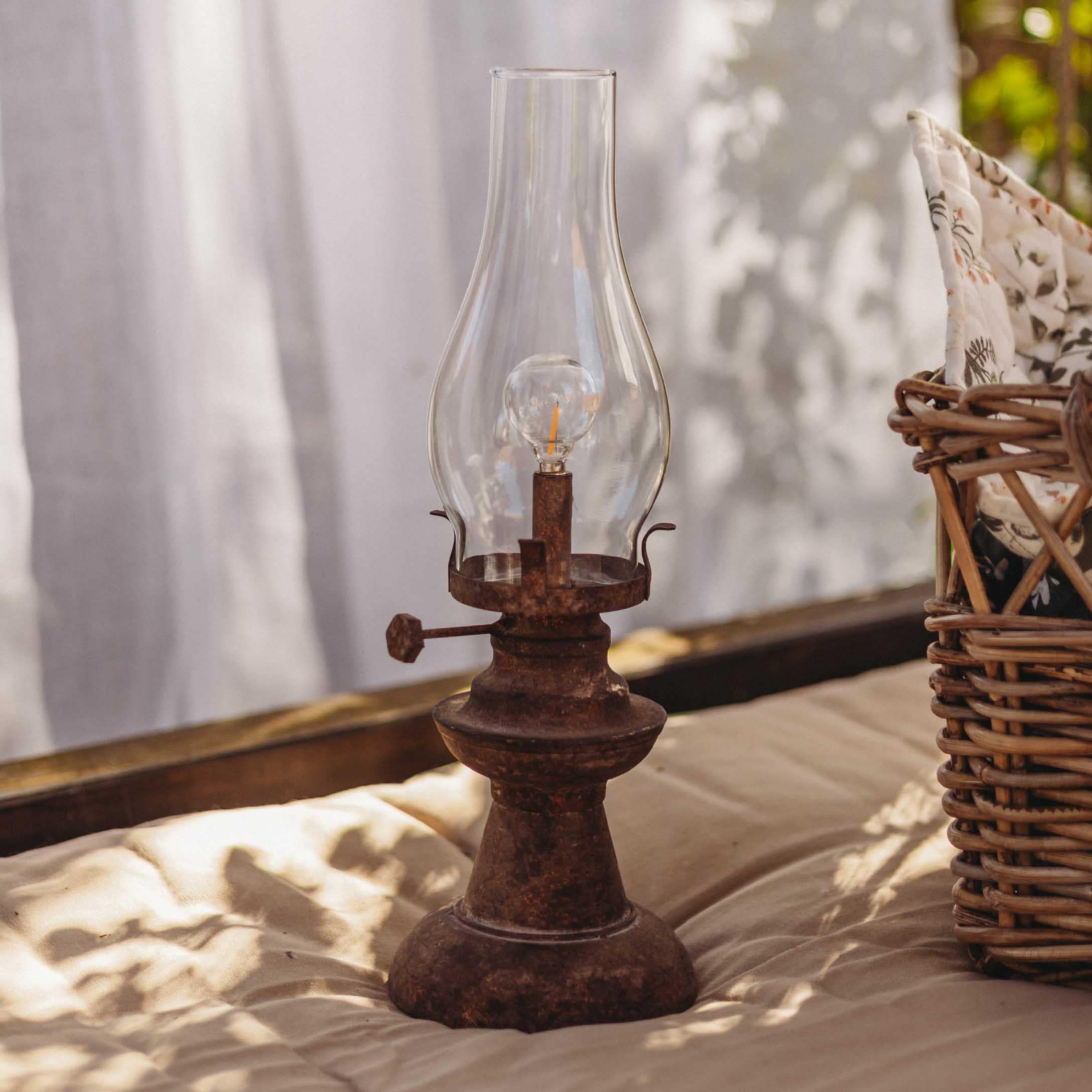 Lampe à huile en métal rustique avec abat-jour en verre transparent pour décoration intérieure