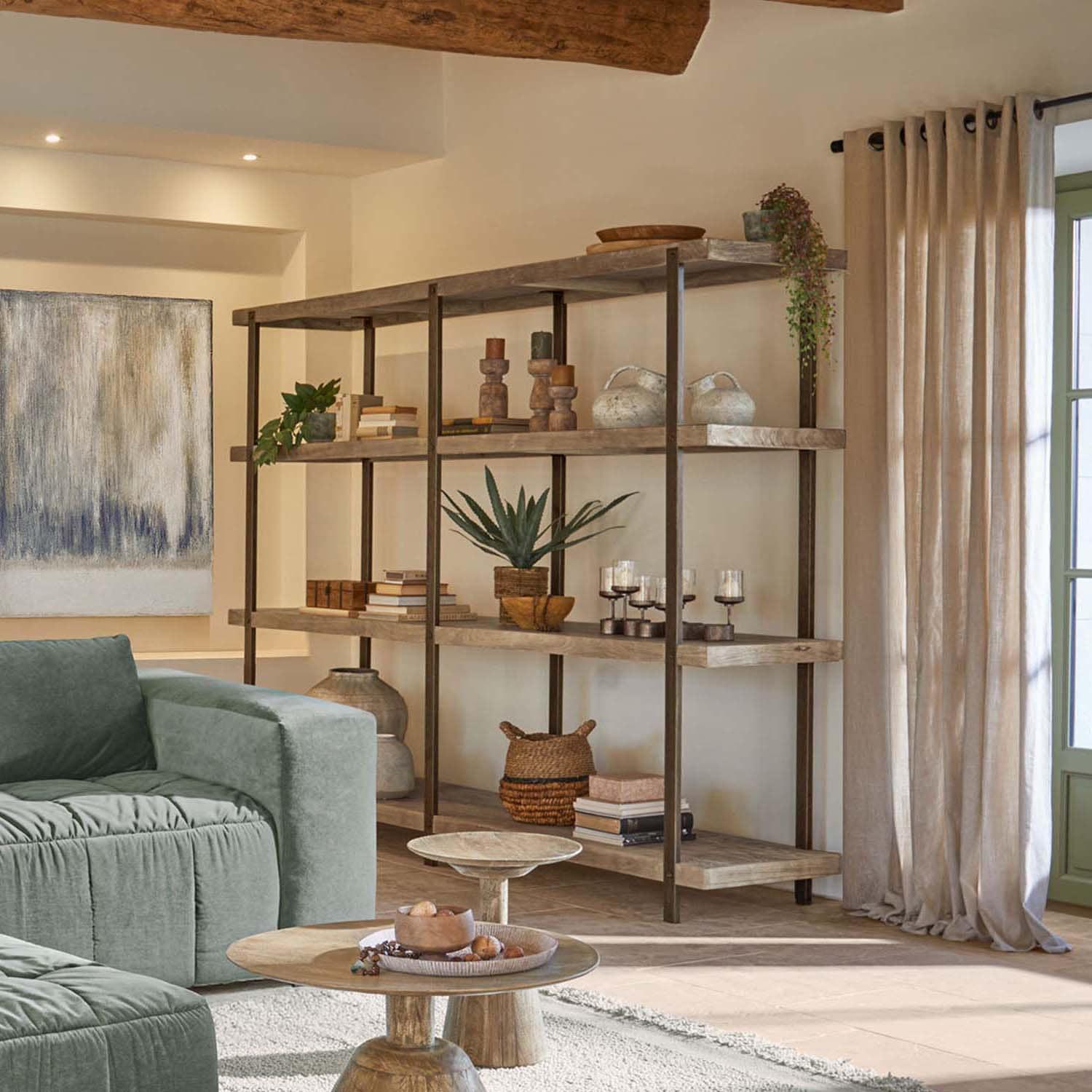 Grande étagère en bois avec cadre métallique couleur naturelle, décorations et plantes dans un salon