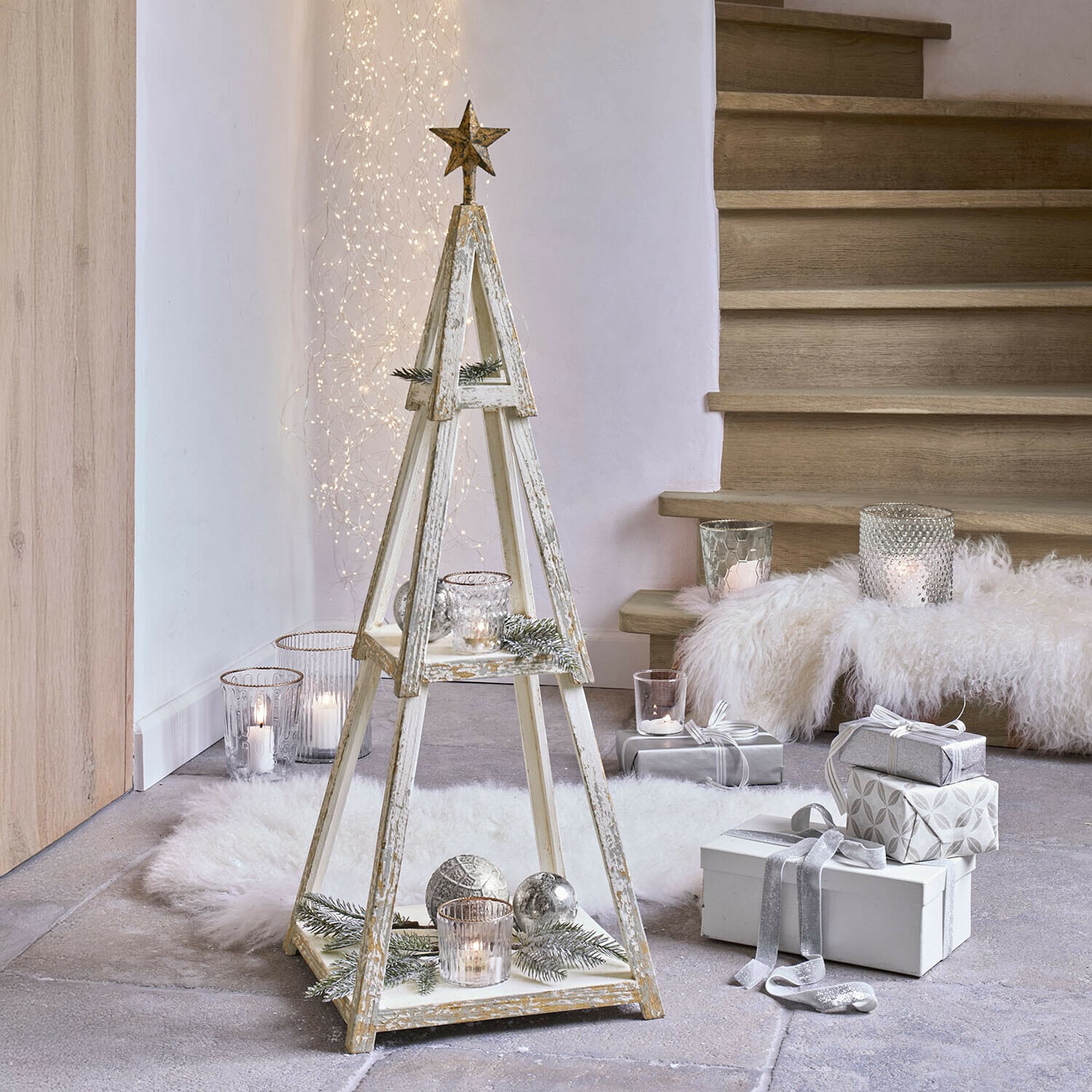 Arbre de décoration Myrnara Sapin décoratif en bois vieilli blanc avec ornements de Noël et bougies pour décoration intérieure festive