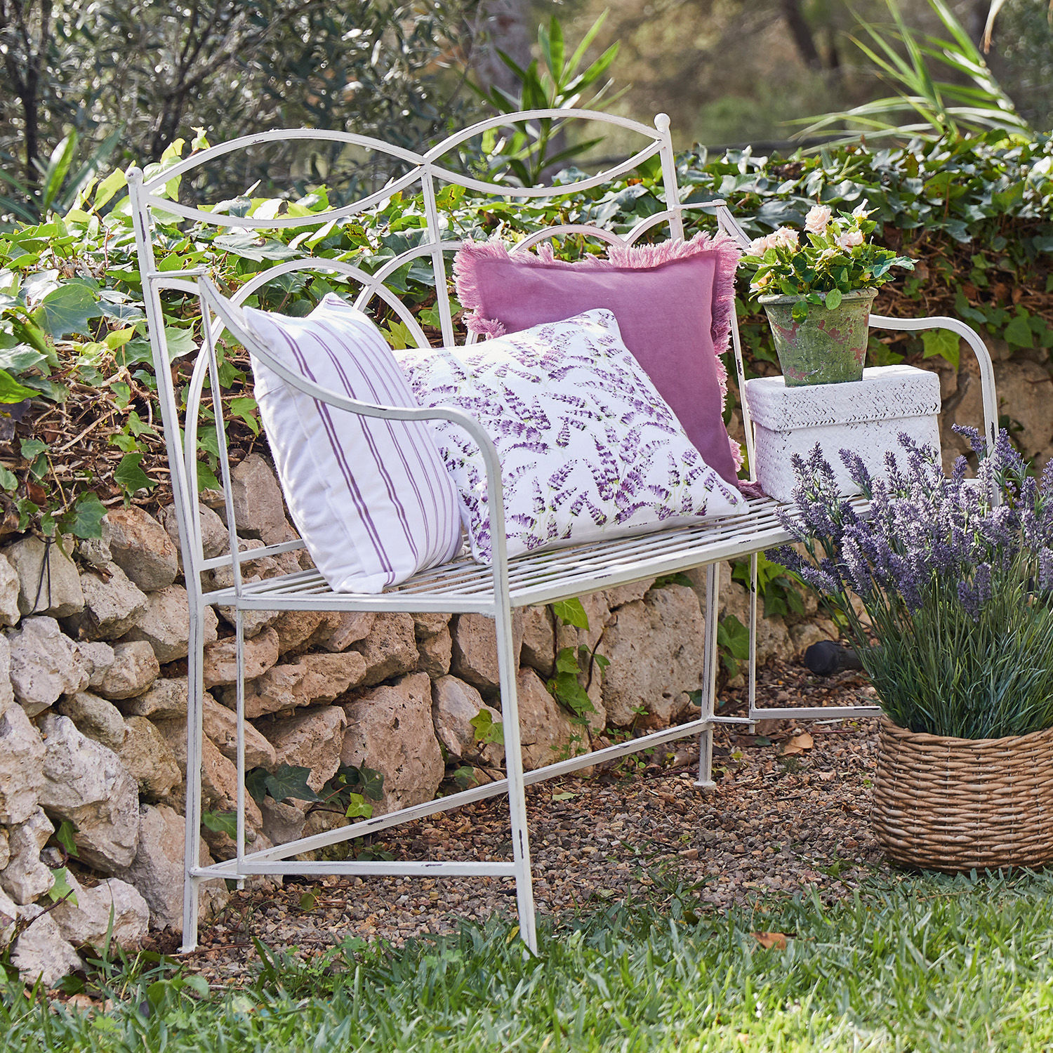 Banc Jablines Banc de jardin en métal blanc avec coussins violets et lavande en panier en osier à côté
