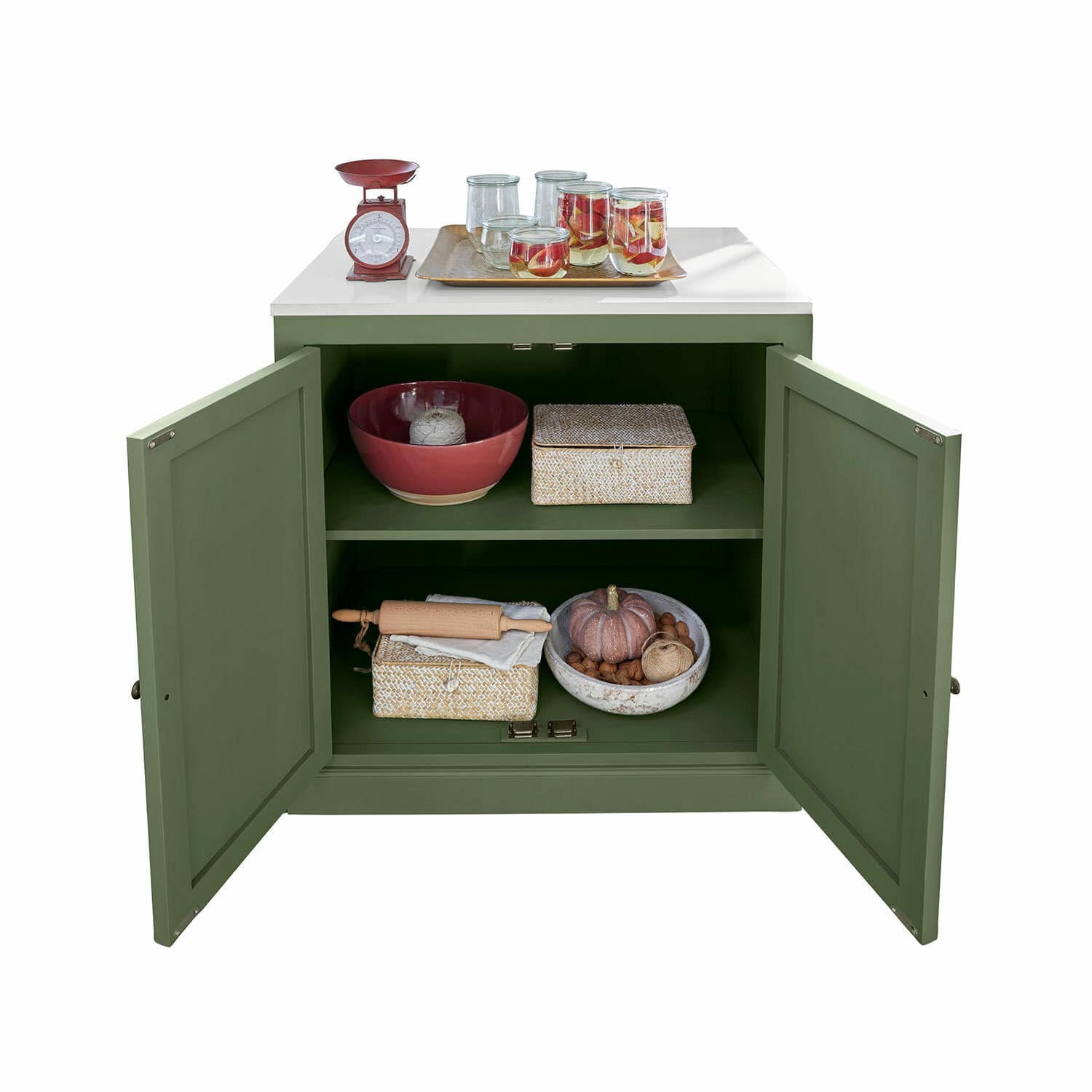Buffet Lansbury Buffet vert avec plateau blanc, portes ouvertes, bol, boîtes et décorations de cuisine