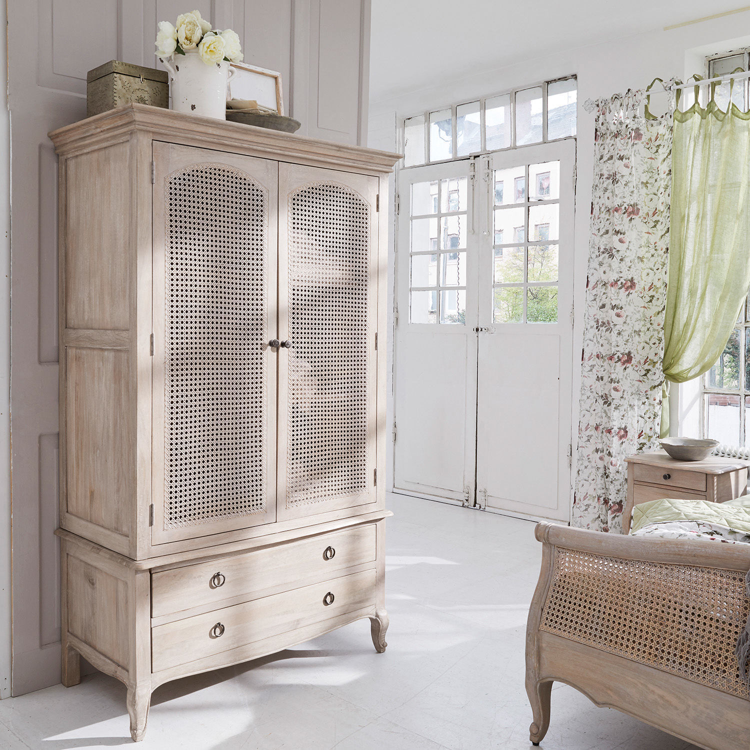 Armoire Truso Armoire en bois clair avec portes ajourées et tiroirs, meuble de chambre élégant