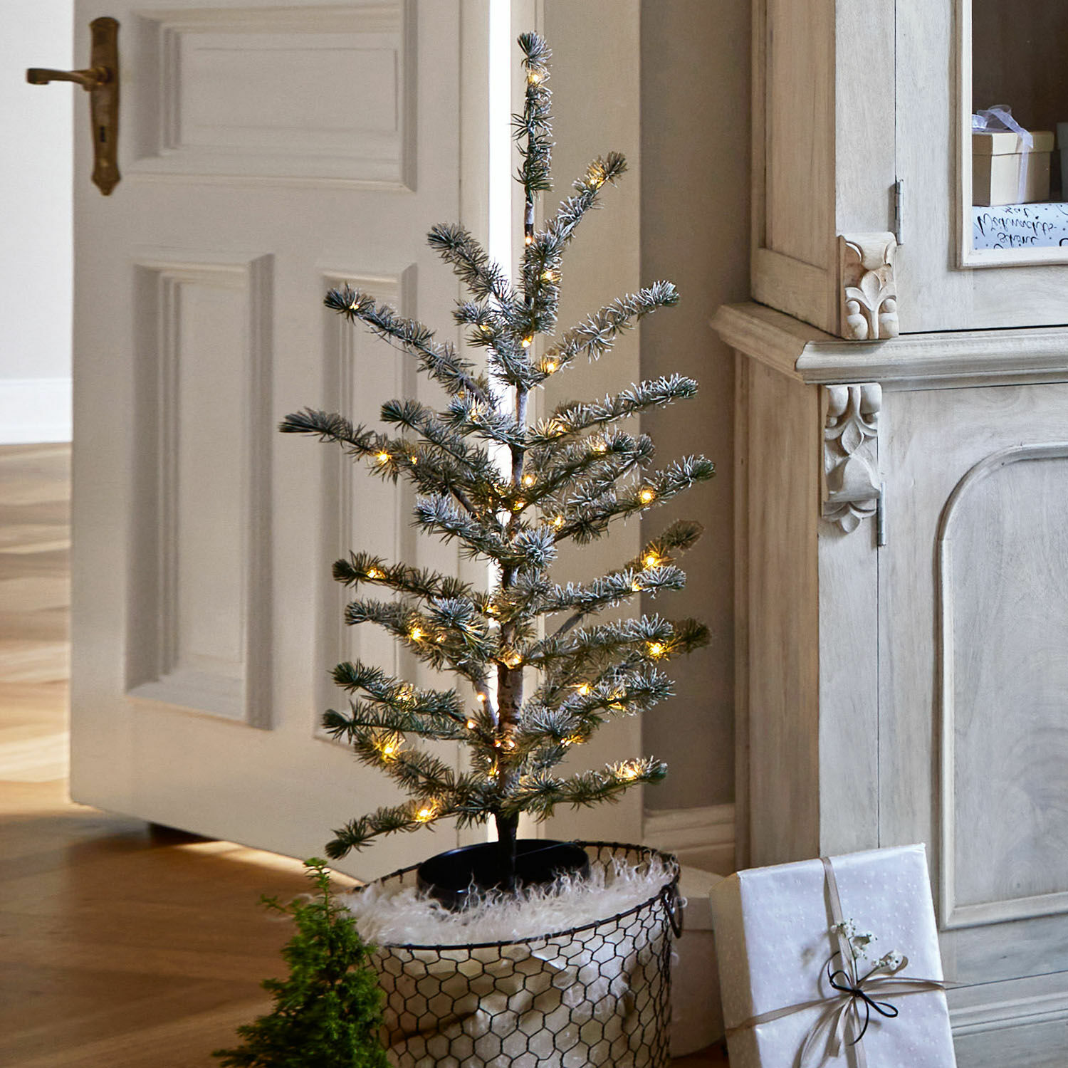 Arbre décoratif Lawrence Petit sapin artificiel vert avec lumières LED chaudes dans un panier décoratif pour Noël