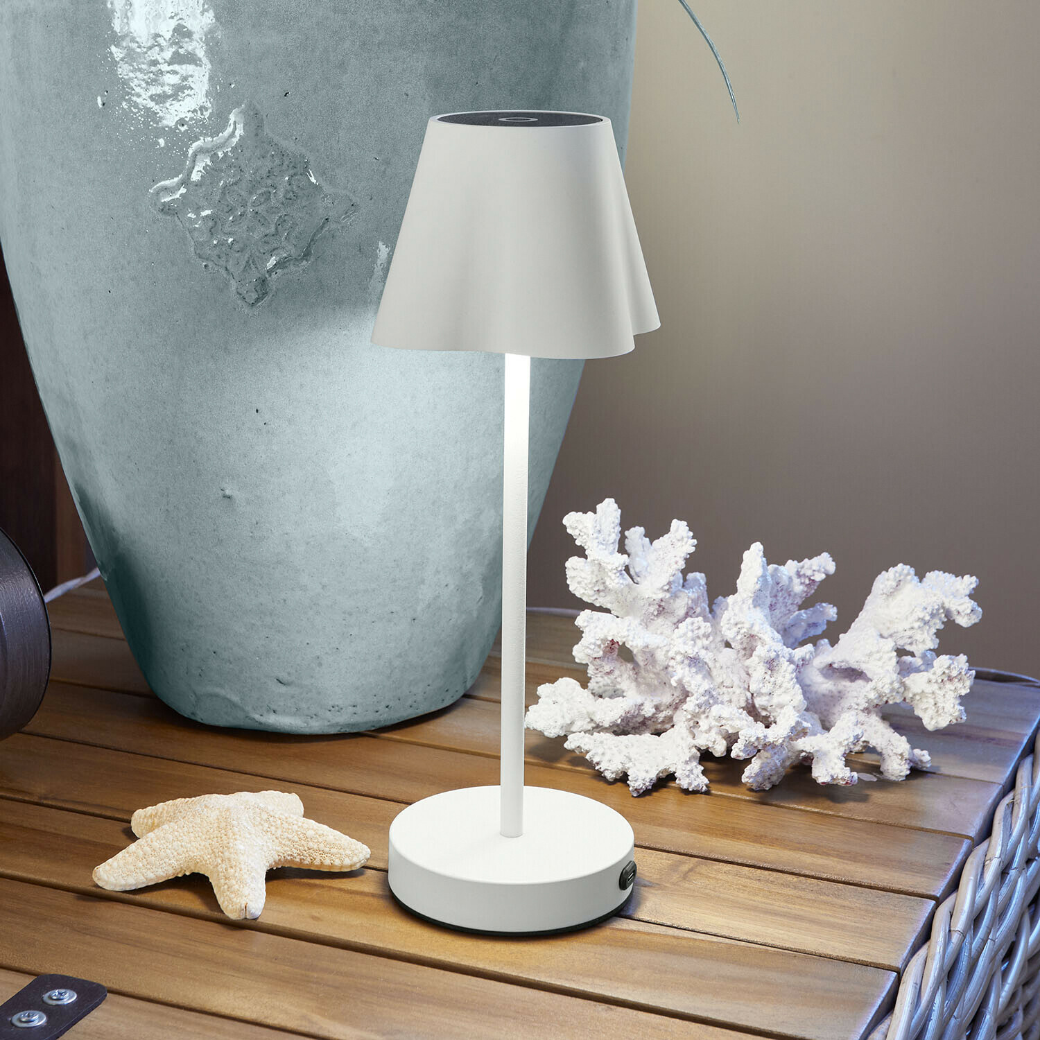 Lampe de table blanche en métal avec abat-jour sur table en bois décorée d'éléments marins