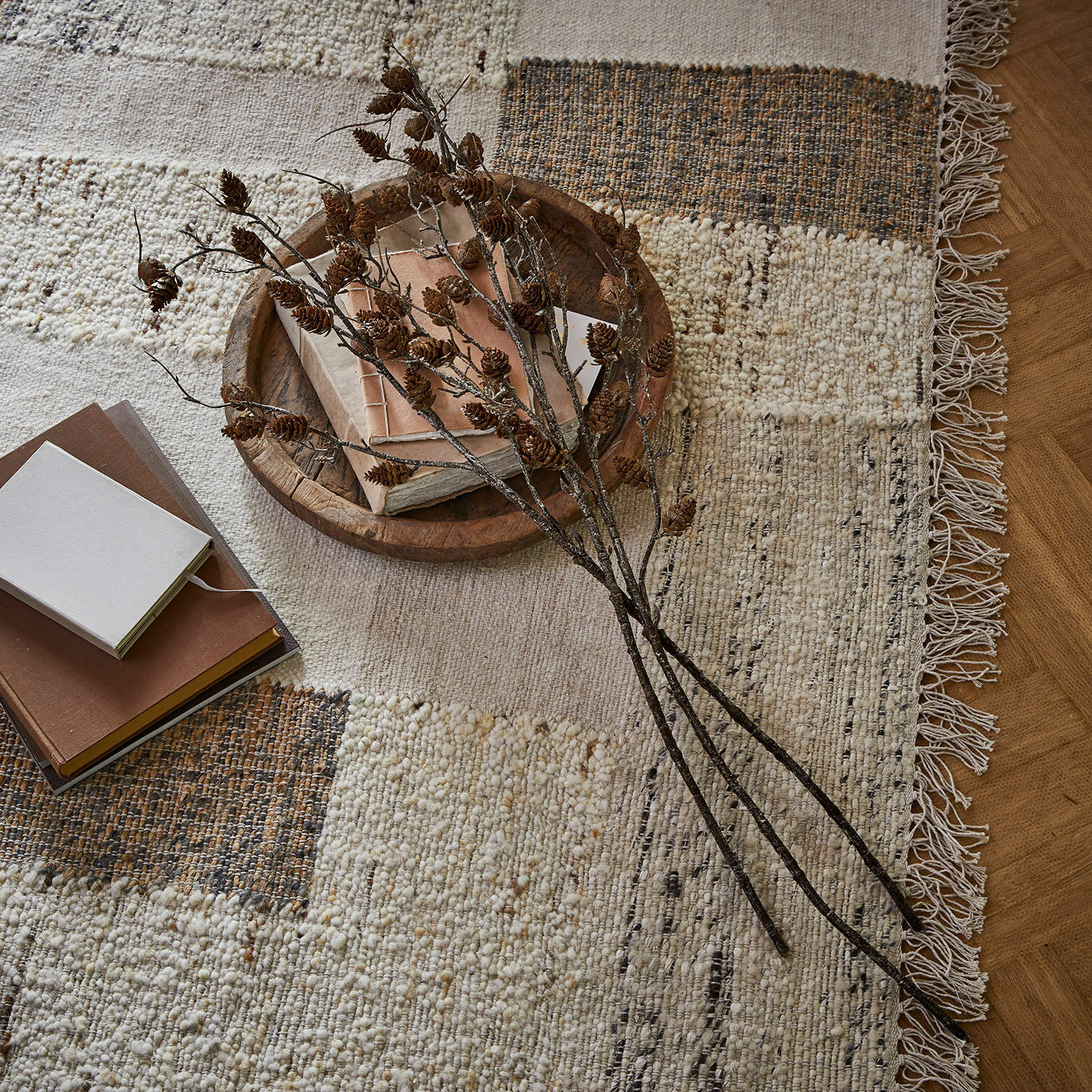 Lot de 3 branches décoratives Eisvyn Tapis en laine naturelle beige et marron avec franges, décoré de livres et branches décoratives