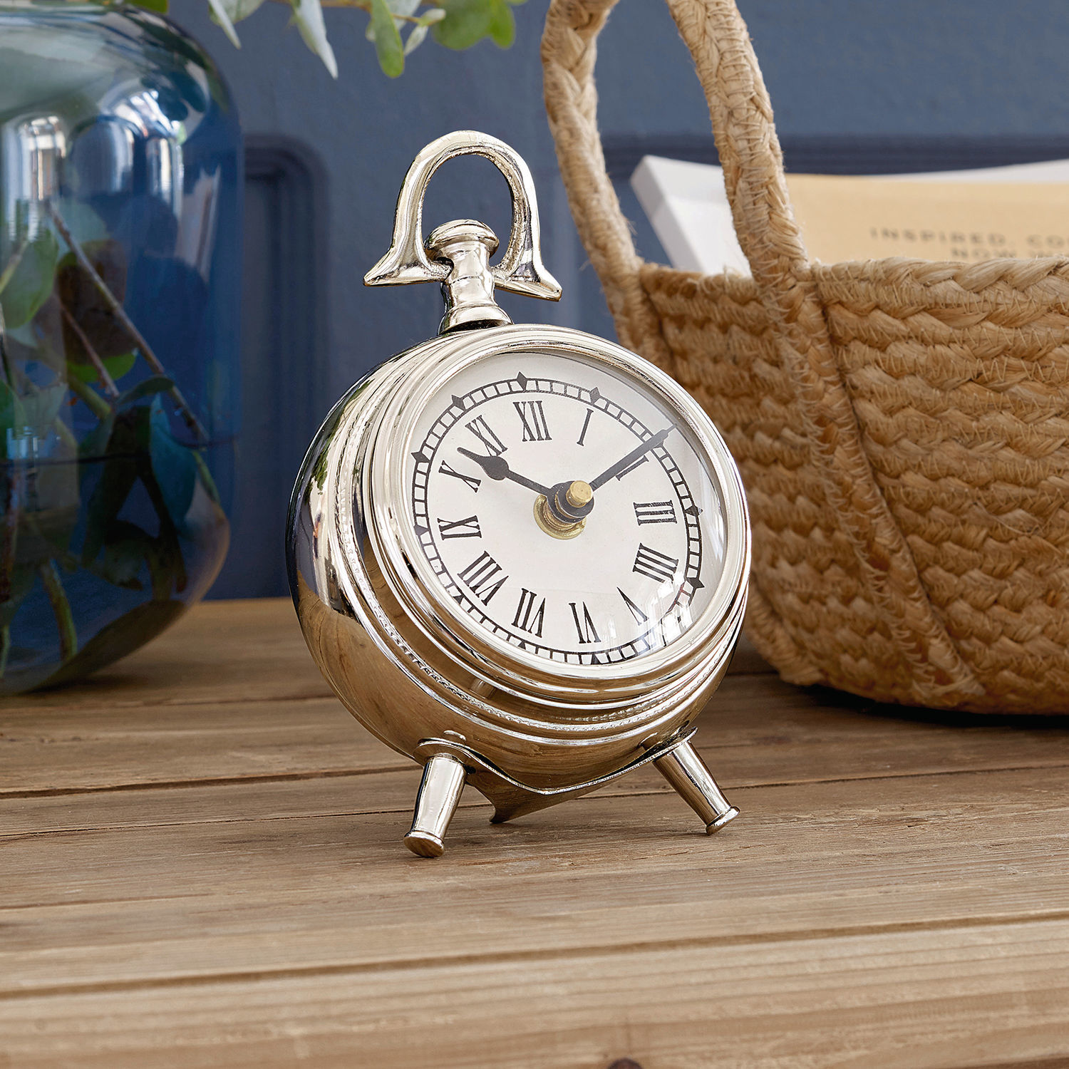Horloge Coraten Horloge de table en métal argenté avec chiffres romains sur surface en bois, décoration intérieure
