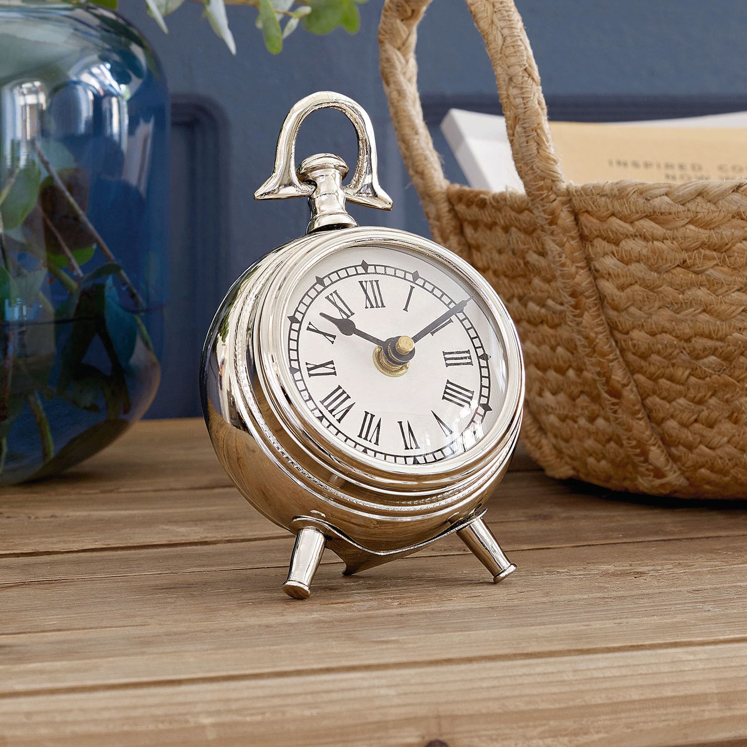 Horloge Coraten Horloge de table en métal argenté avec chiffres romains sur surface en bois, décoration intérieure